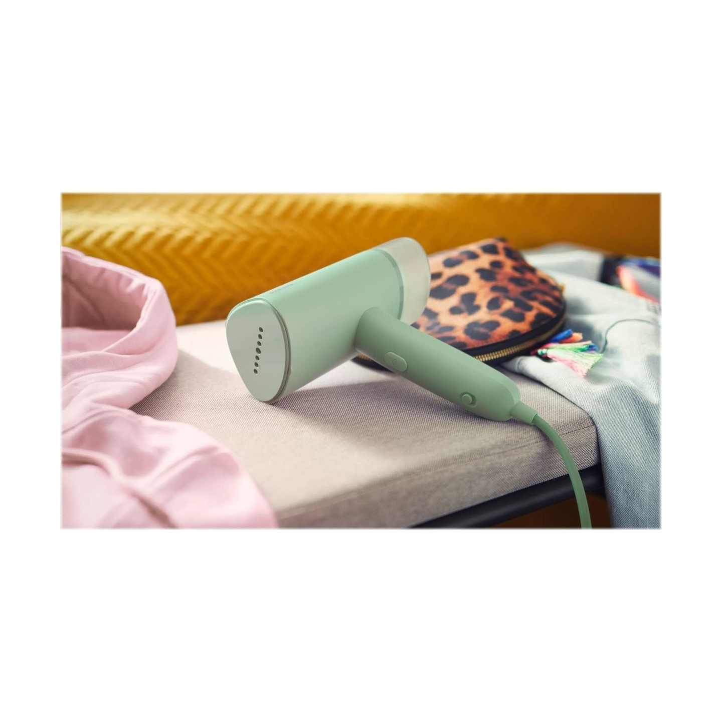 Philips 3000 Series Handheld Steamer STH3010/70 Compact and foldable Ready to use in ˜30 seconds 1000W, up to 20g/min No ironing