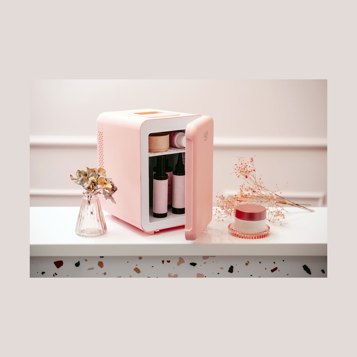 Adler | Mini Refrigerator | AD 8084 | Free standing | Larder | Height 27 cm | Fridge net capacity 4 L | Pink