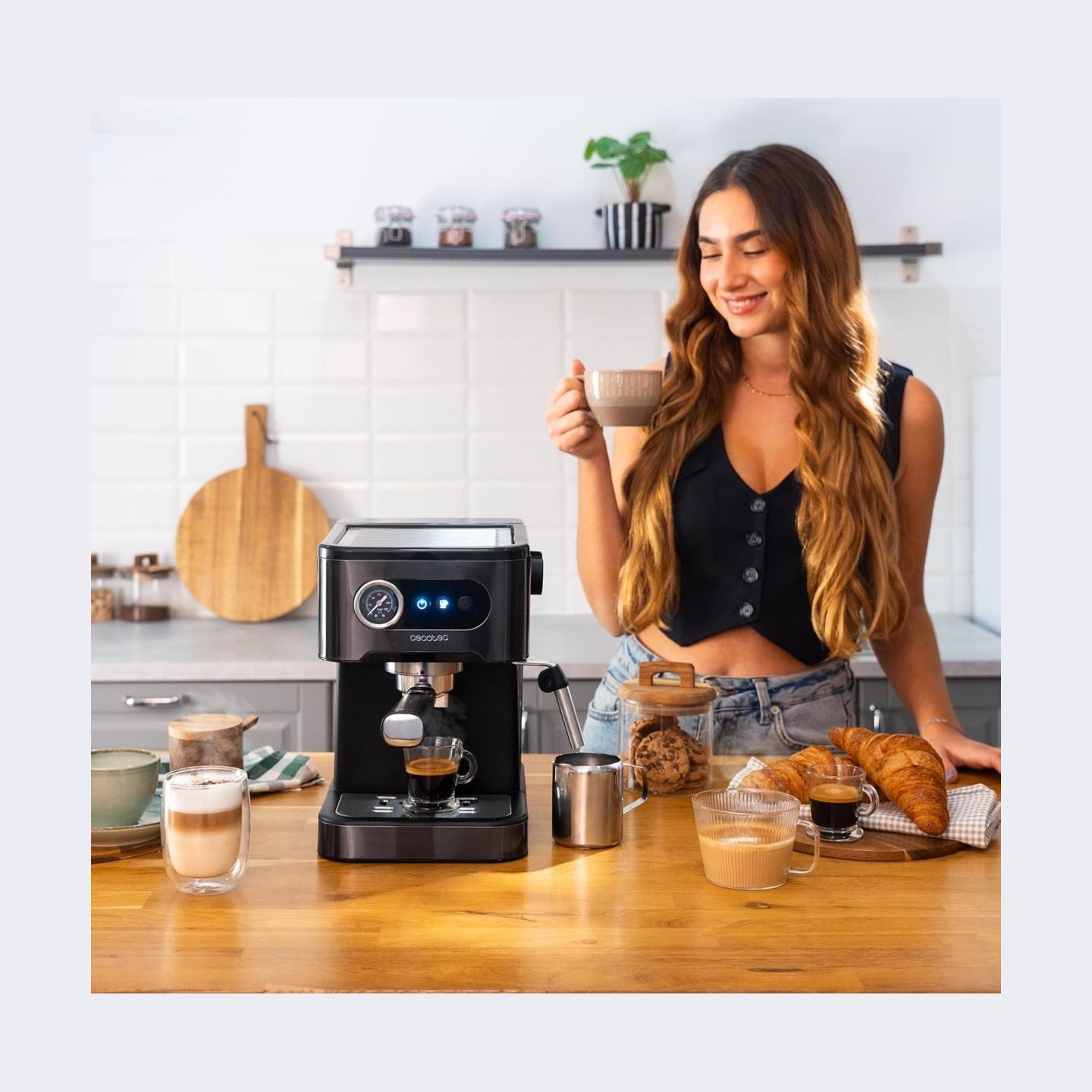 Cecotec Coffee machine | Power Espresso 20 Pro Latte | Pump pressure 20 bar | Built-in milk frother | Semi-automatic | Black | 1