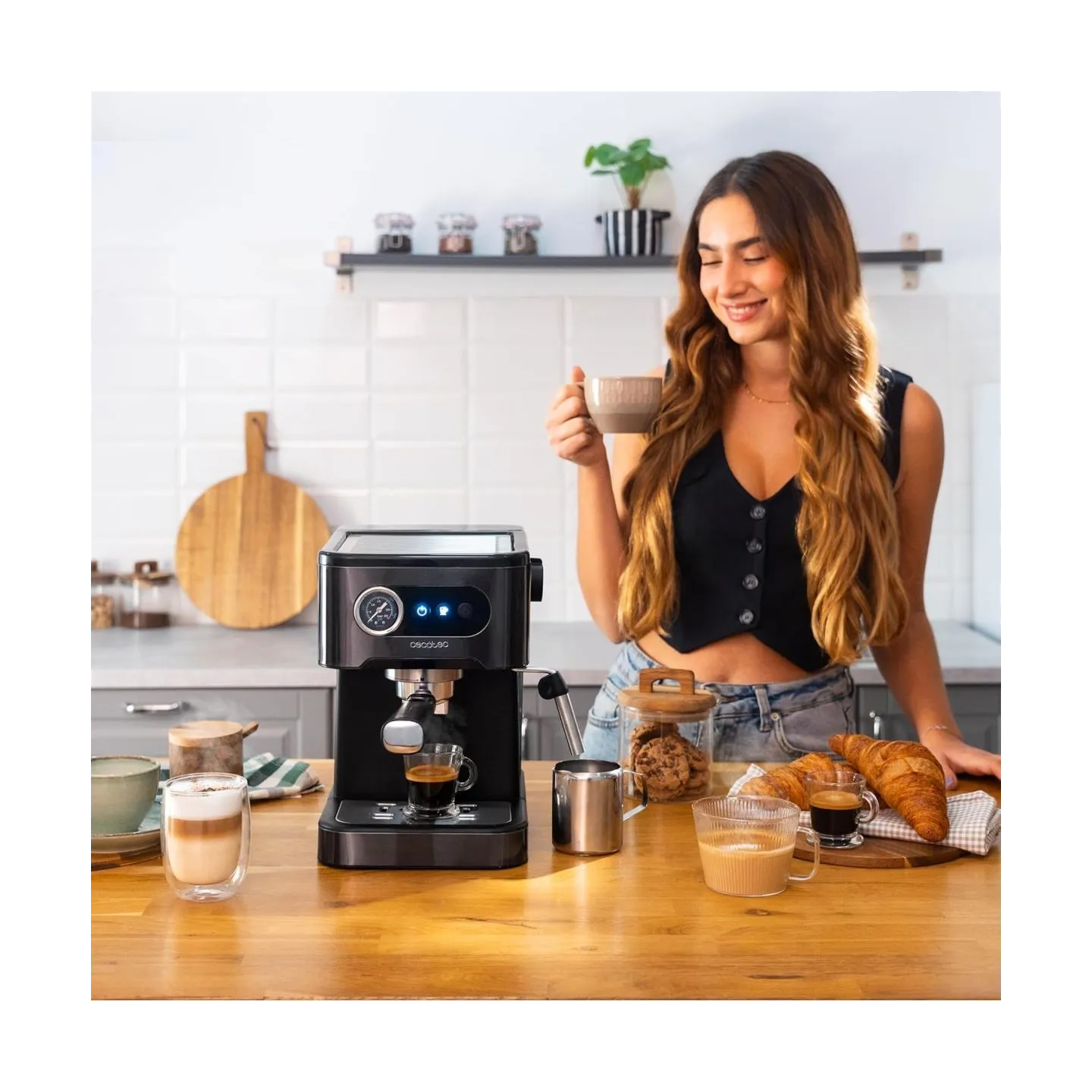 Cecotec Coffee machine | Power Espresso 20 Pro Latte | Pump pressure 20 bar | Built-in milk frother | Semi-automatic | Black | 1