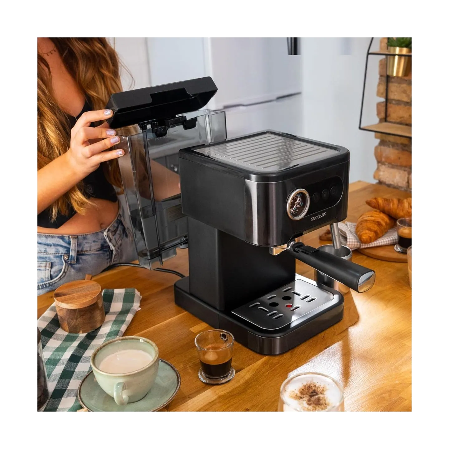 Cecotec Coffee machine | Power Espresso 20 Pro Latte | Pump pressure 20 bar | Built-in milk frother | Semi-automatic | Black | 1