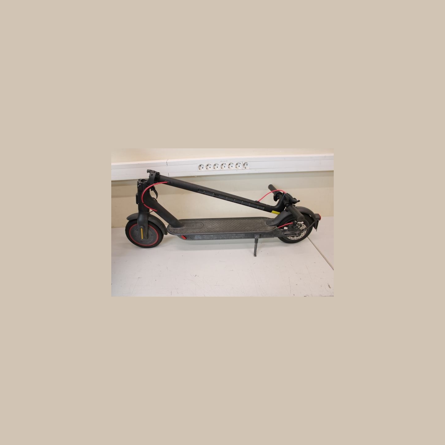 Xiaomi Mi Electric Scooter Pro 2 (Black) | Xiaomi Mi Electric Scooter Pro 2 | 600 W | 25 km/h | 3 month(s) | Black | USED, SCRAT