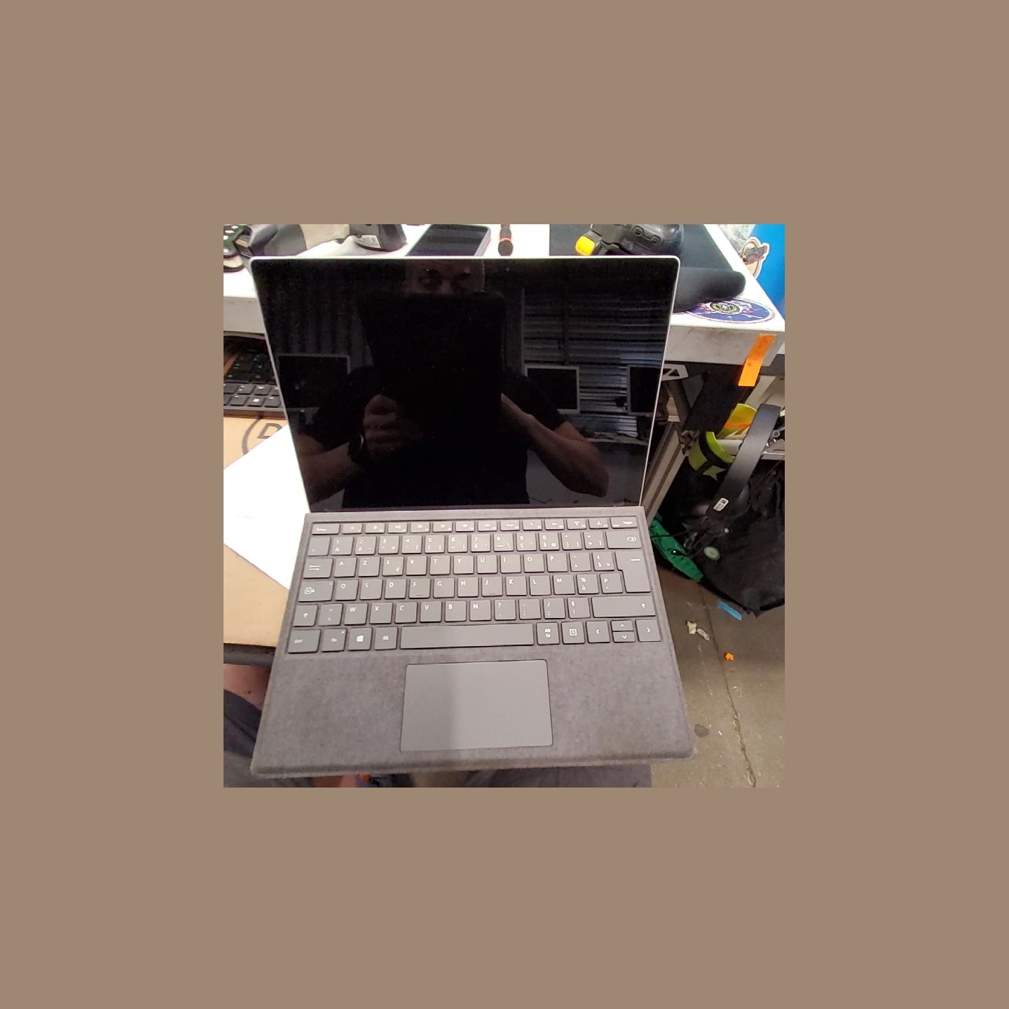 Microsoft 1866 256GB | 4 GB | 1 x 256 SSD | A