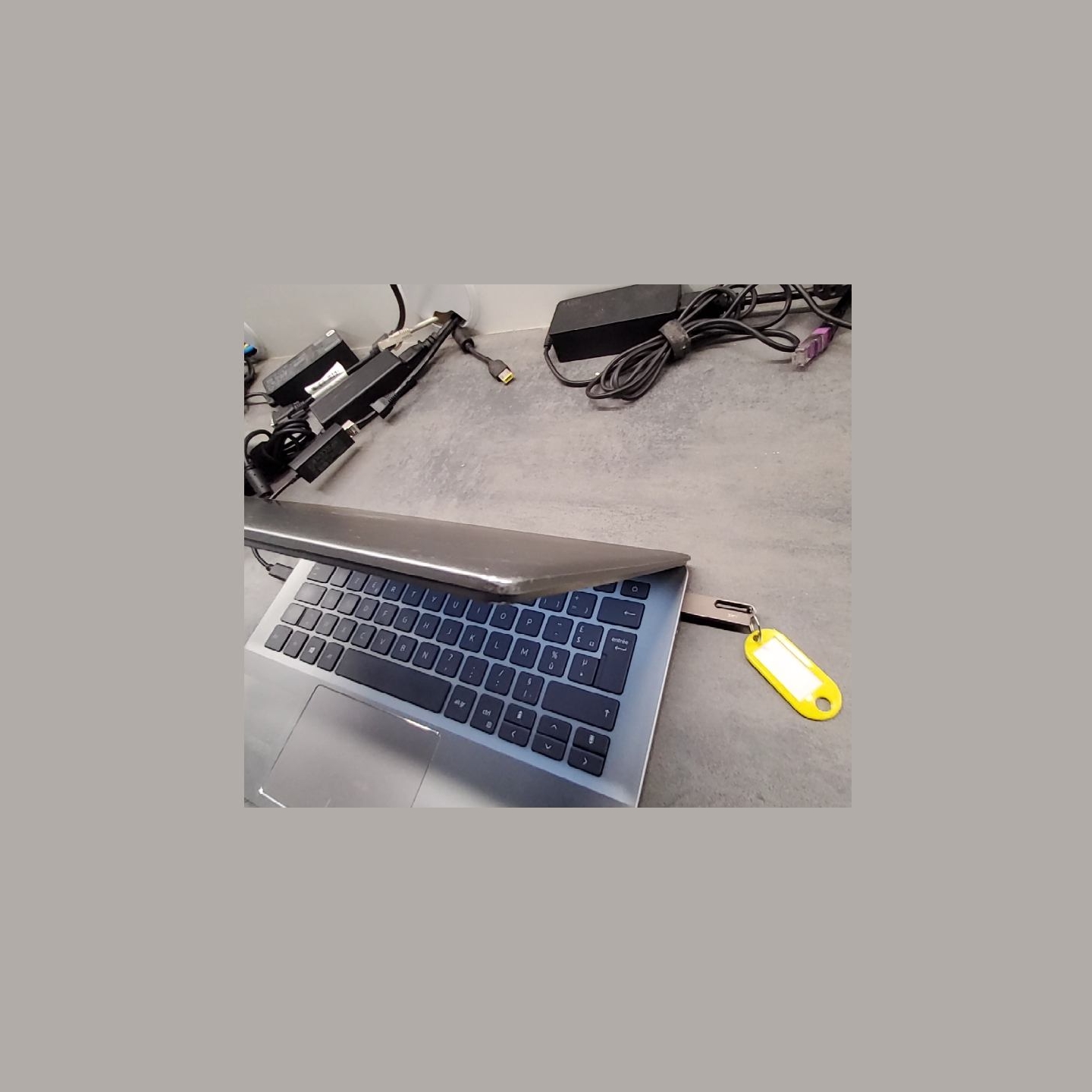 Dell Latitude 3301 | 8 GB | 1 x 256 SSD | B