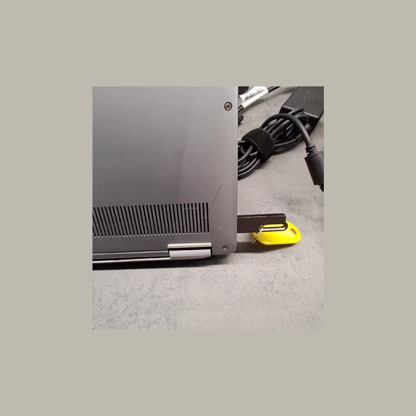 Dell Latitude 3301 | 8 GB | 1 x 256 SSD | B