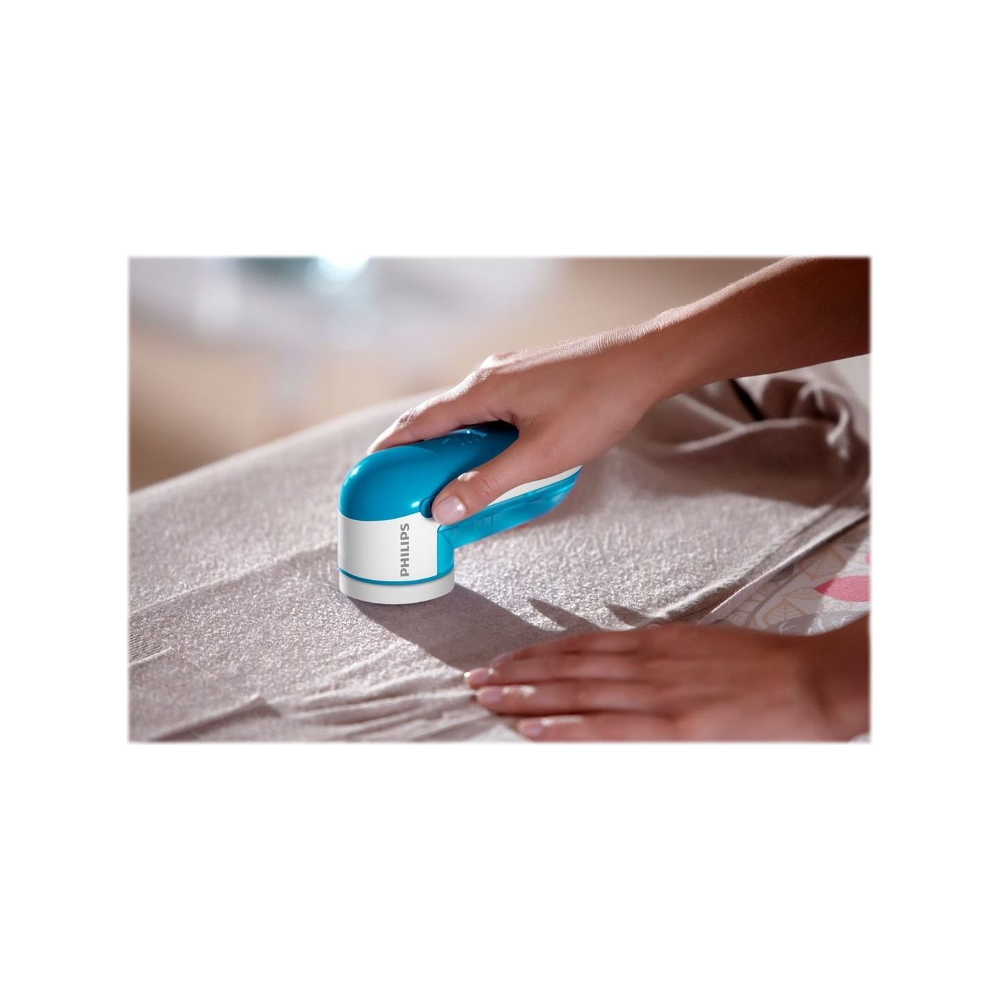 Philips Fabric Shaver GC026/00 Removes fabric pills Suitable for all garments 2 Philips AA batteries incl. / GC026/00