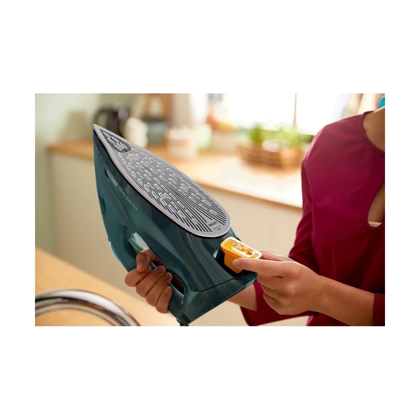 Philips 7000 Series Steam iron DST7050/70, 2800W, 50 g/min continous steam, 250g steam boost, vertical steam, SteamGlide Elite s