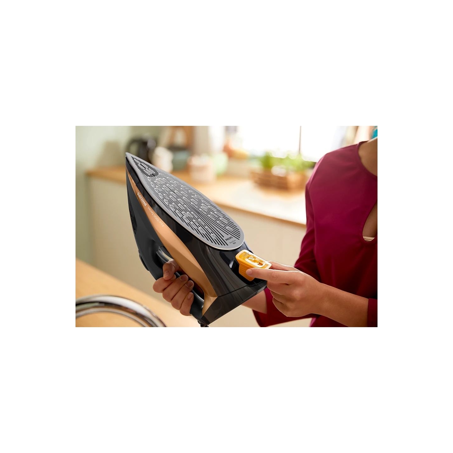 Philips DST7040/80 7000 series | Steam Iron | 2800 W | Water tank capacity 300 ml | Continuous steam 50 g/min | Steam boost perf
