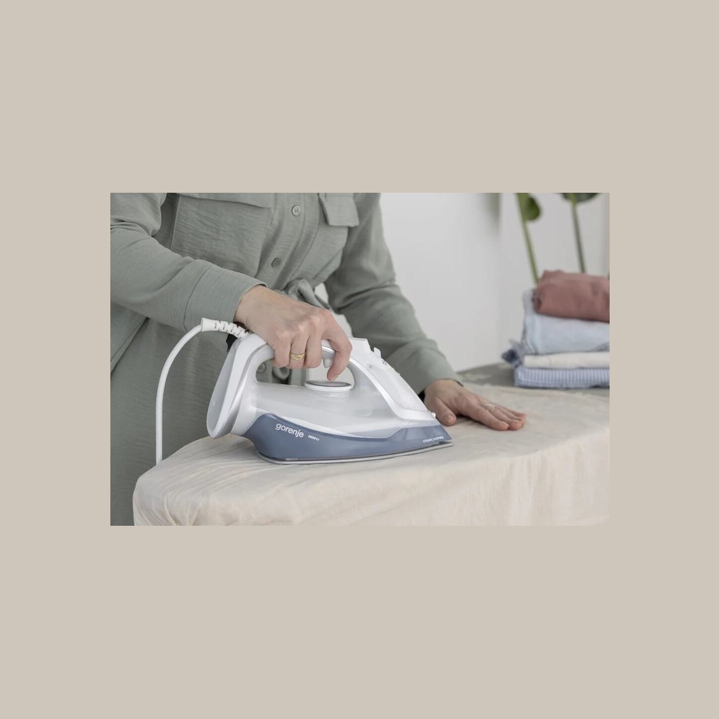 Gorenje Steam Iron | SIK2600WB | Steam Iron | 2600 W | Water tank capacity 450 ml | Continuous steam 45 g/min | Blue/Black