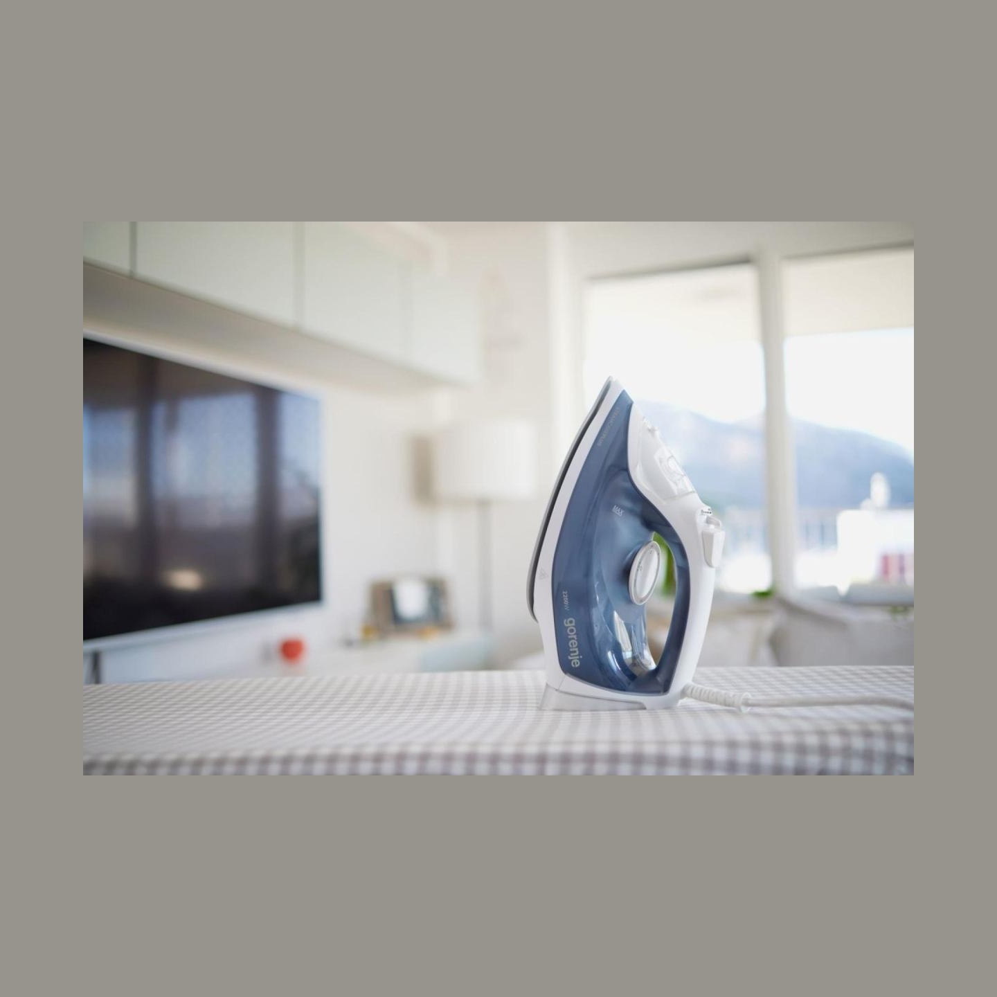 Gorenje SIK2200WB | Steam iron | 2200 W | Continuous steam 35 g/min | Water tank capacity 450 ml | Blue | Steam boost performanc