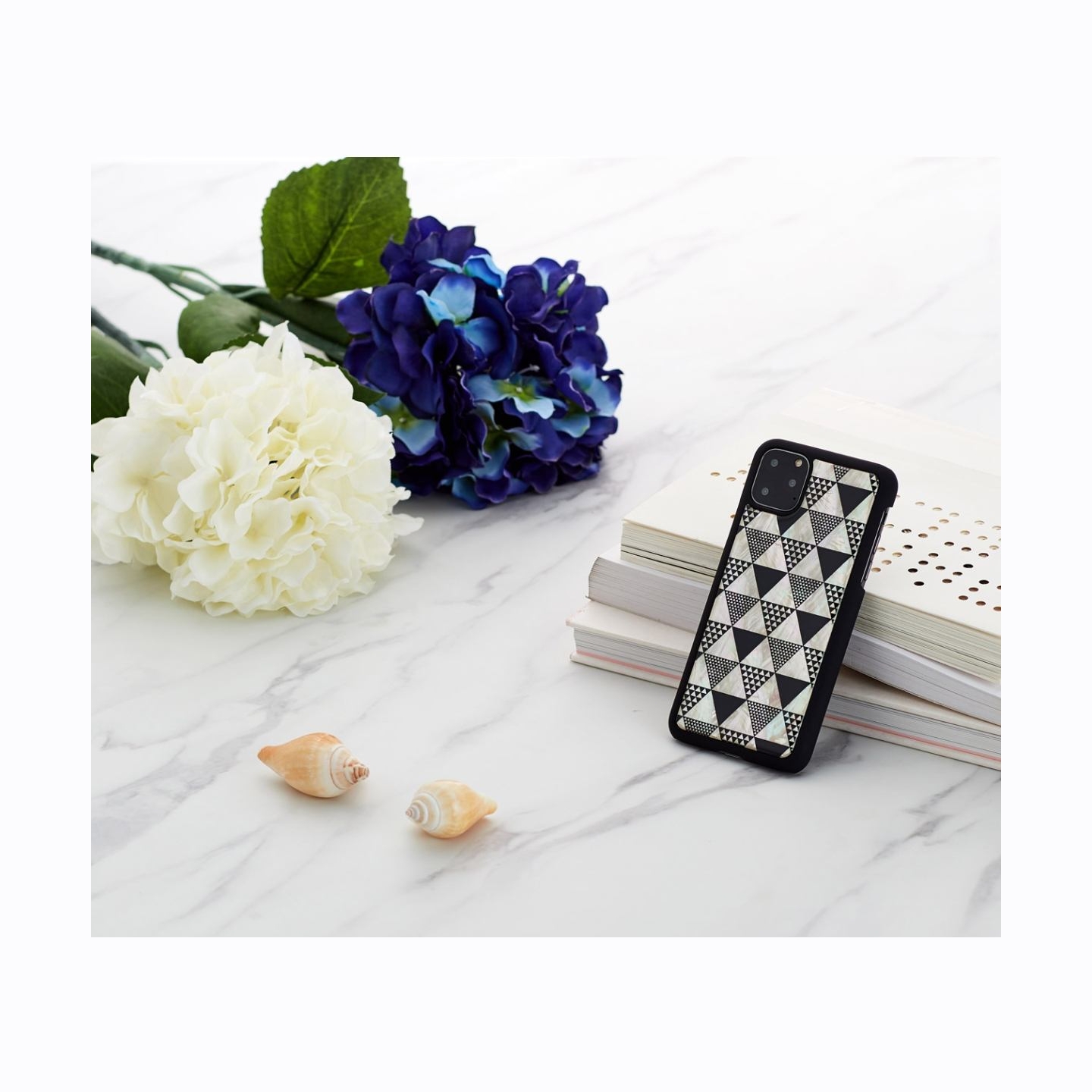 Ikins SmartPhone case iPhone 11 Pro Max pyramid black