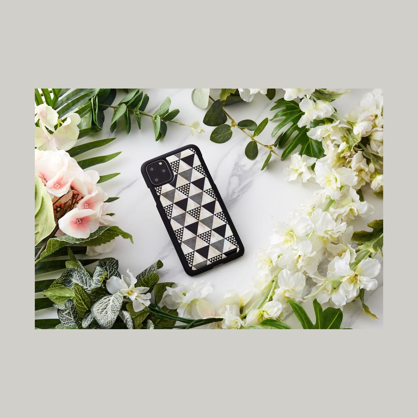 Ikins SmartPhone case iPhone 11 Pro Max pyramid black