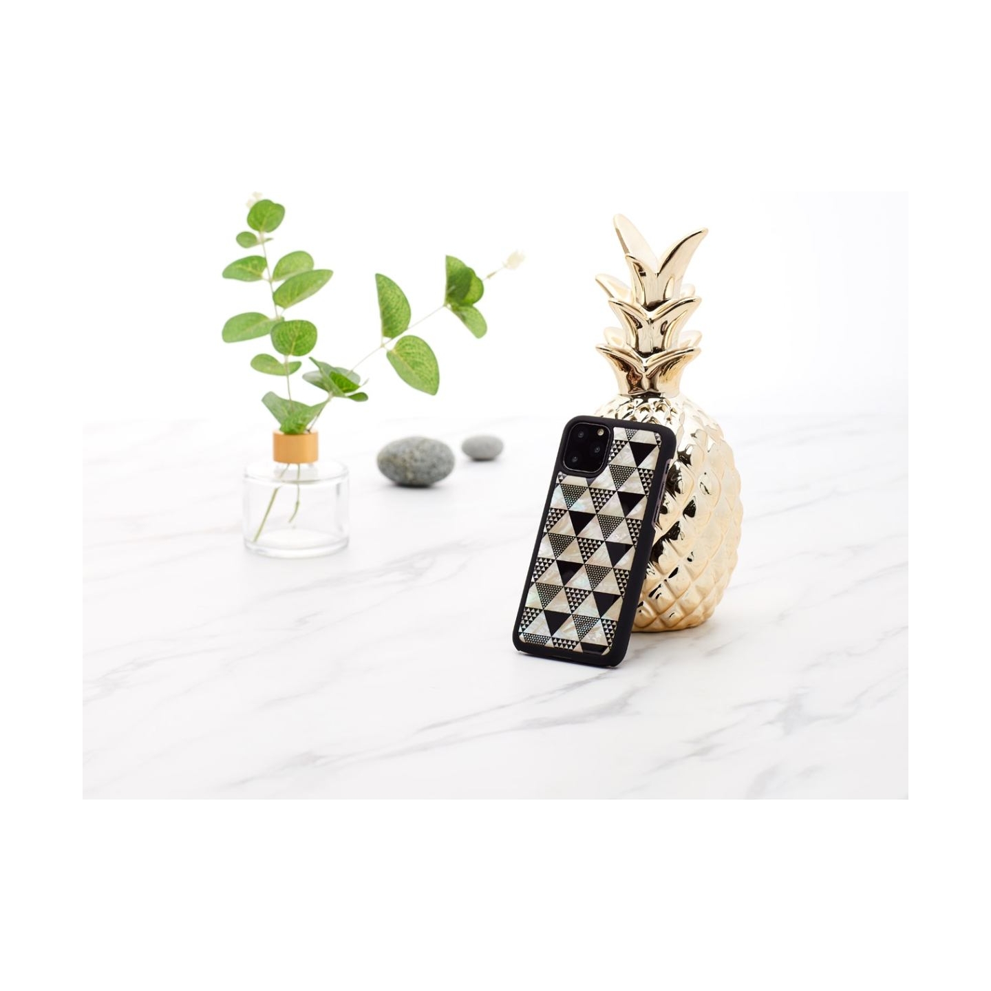 Ikins SmartPhone case iPhone 11 Pro pyramid black
