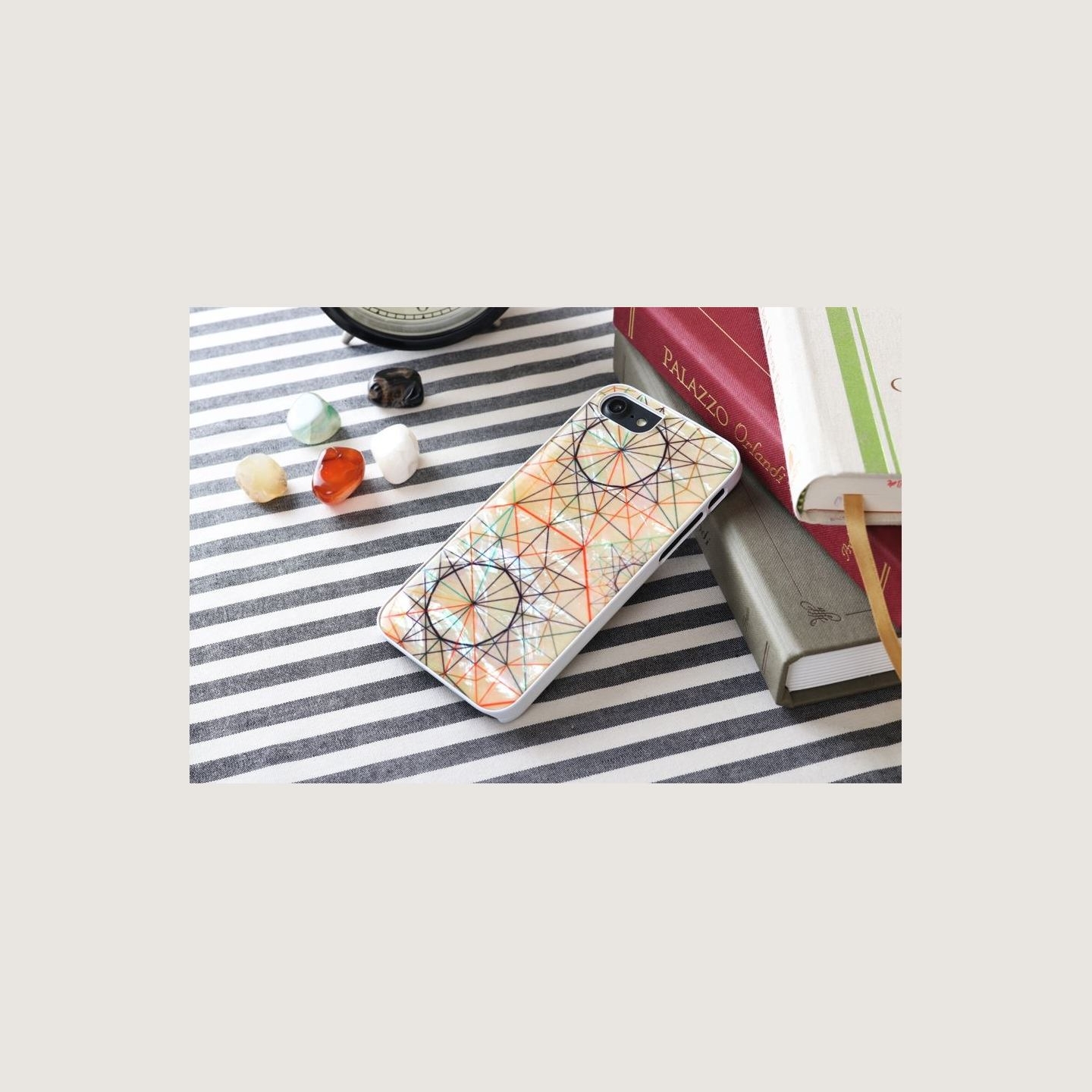 Ikins case for Apple iPhone 8/7 artist white