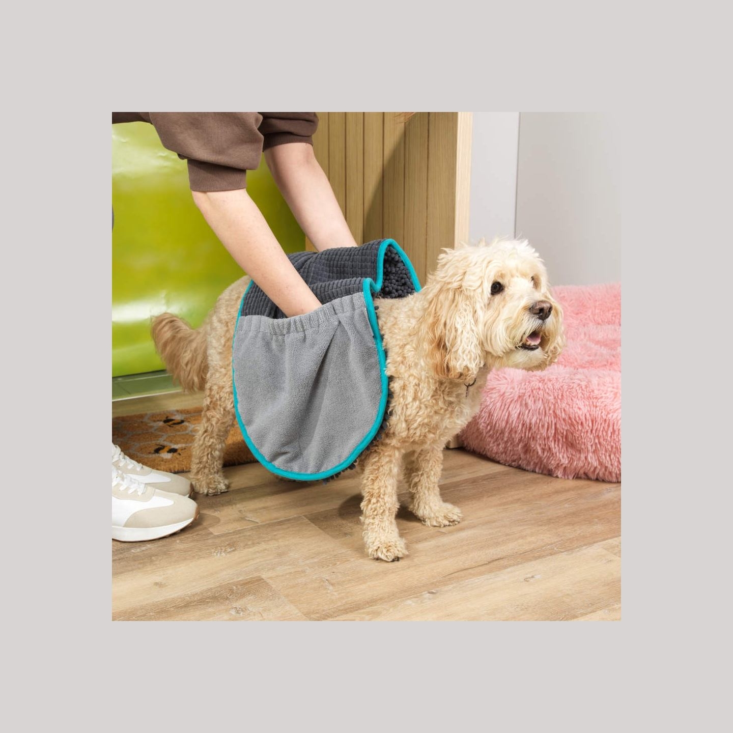 Beldray LA036164UFEU7 Anti-bac Pet Drying Towel With Pockets