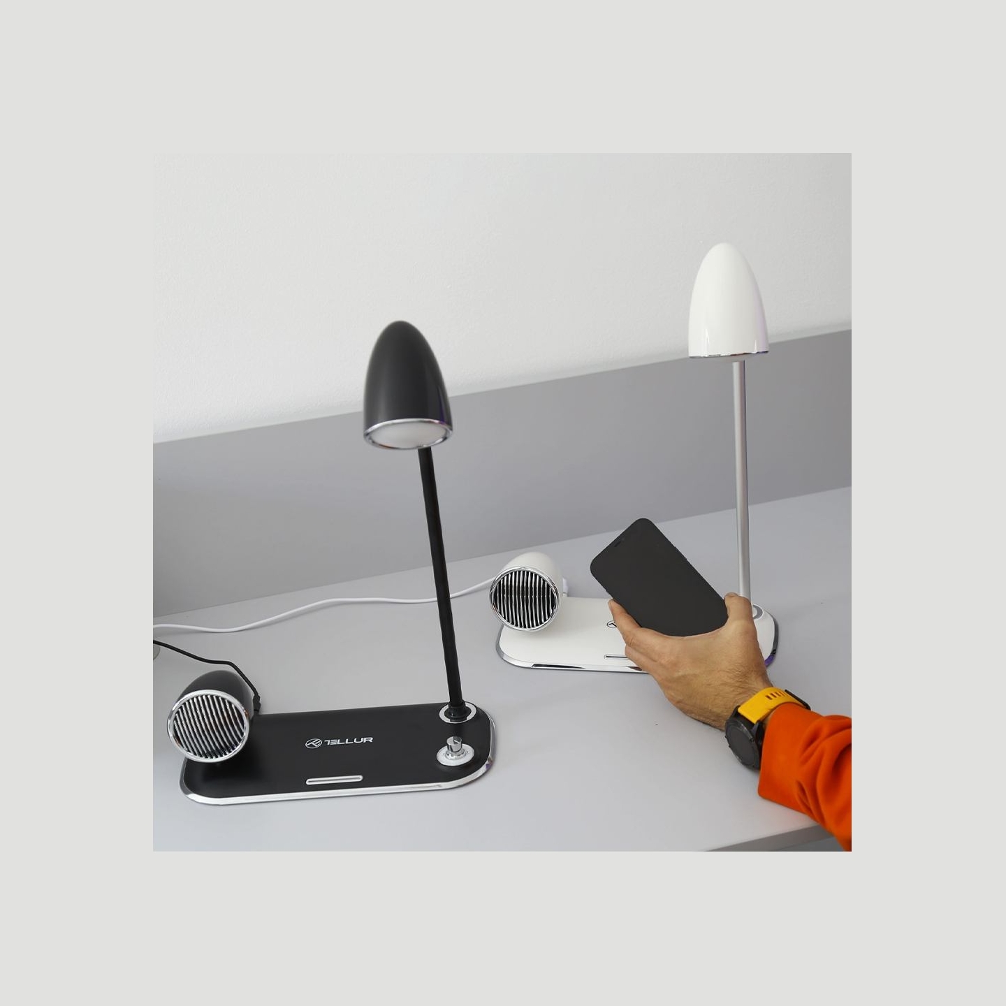 Tellur Nostalgia Wireless Desk Charger, Bluetooth Speaker, Desk Lamp black