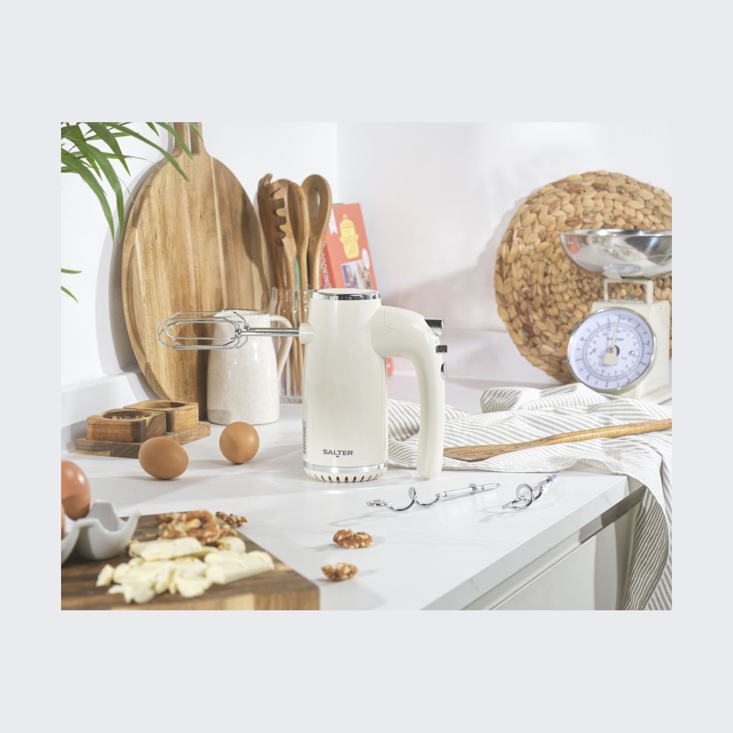 Salter EK6684CRMVDE Retro Hand Mixer