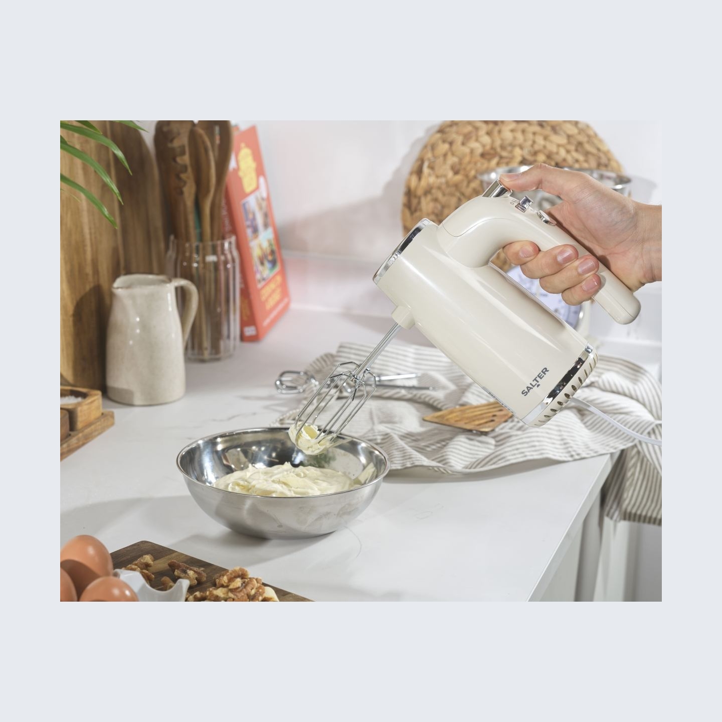 Salter EK6684CRMVDE Retro Hand Mixer