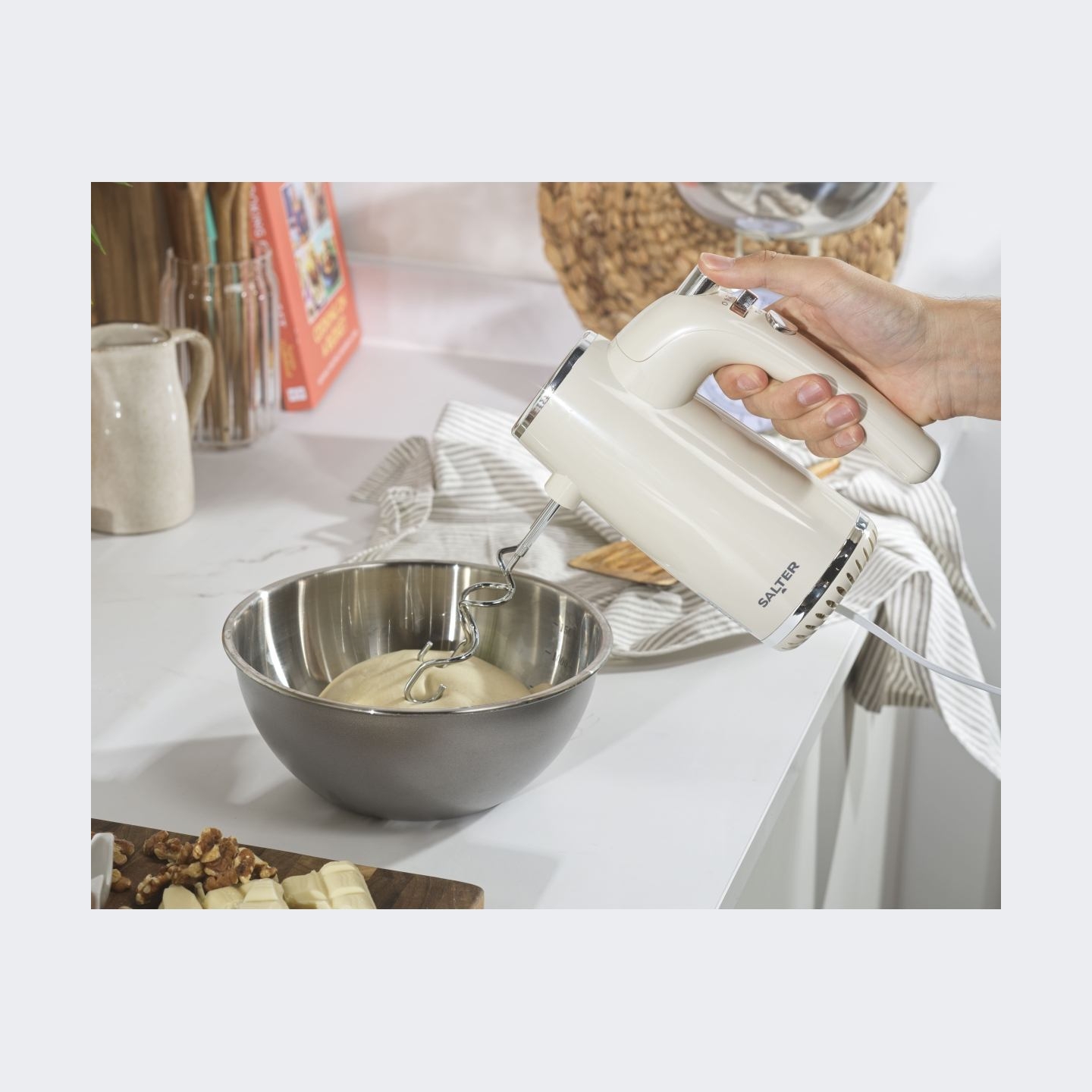 Salter EK6684CRMVDE Retro Hand Mixer