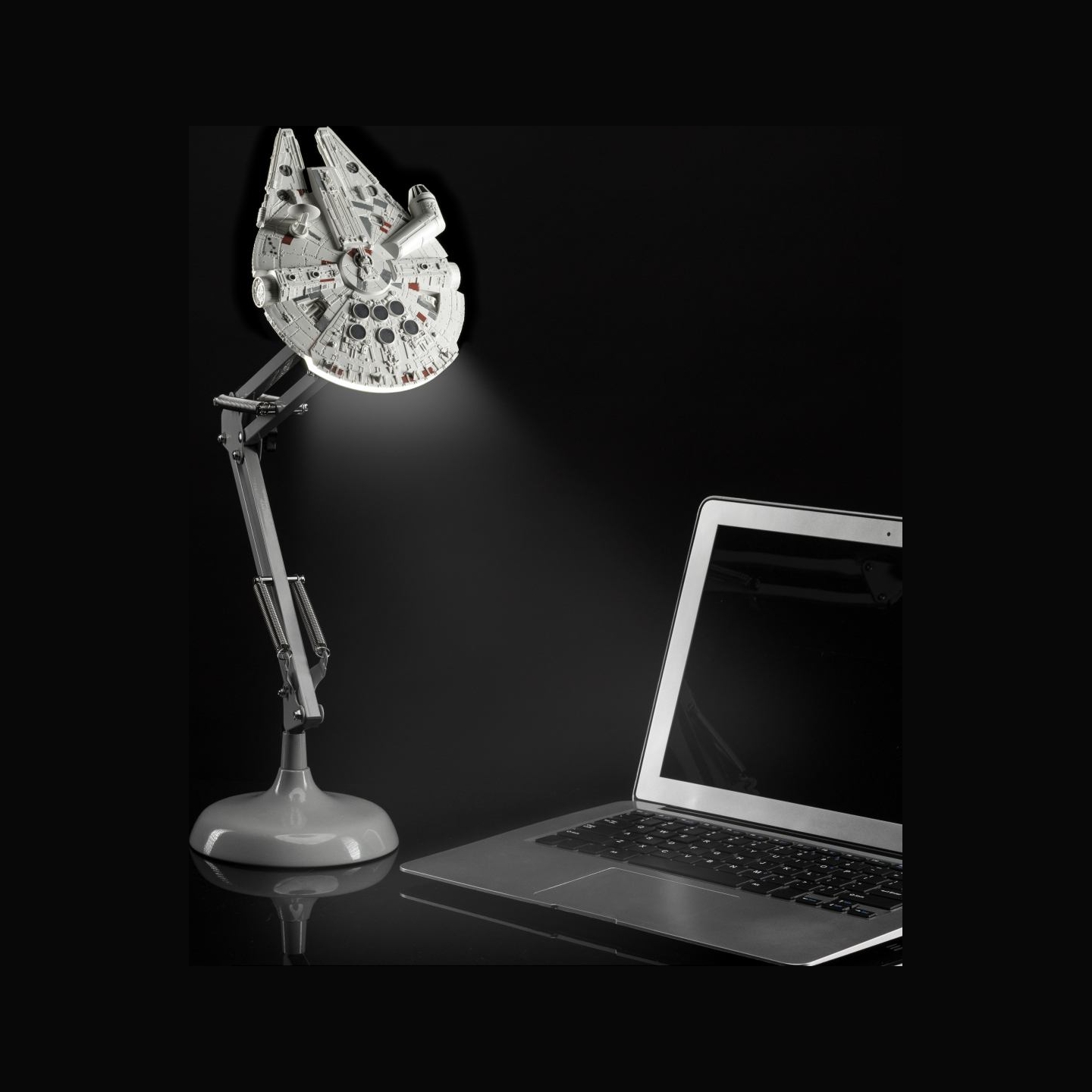 Paladone Star Wars Millenium Falcon Posable Desk Light V4