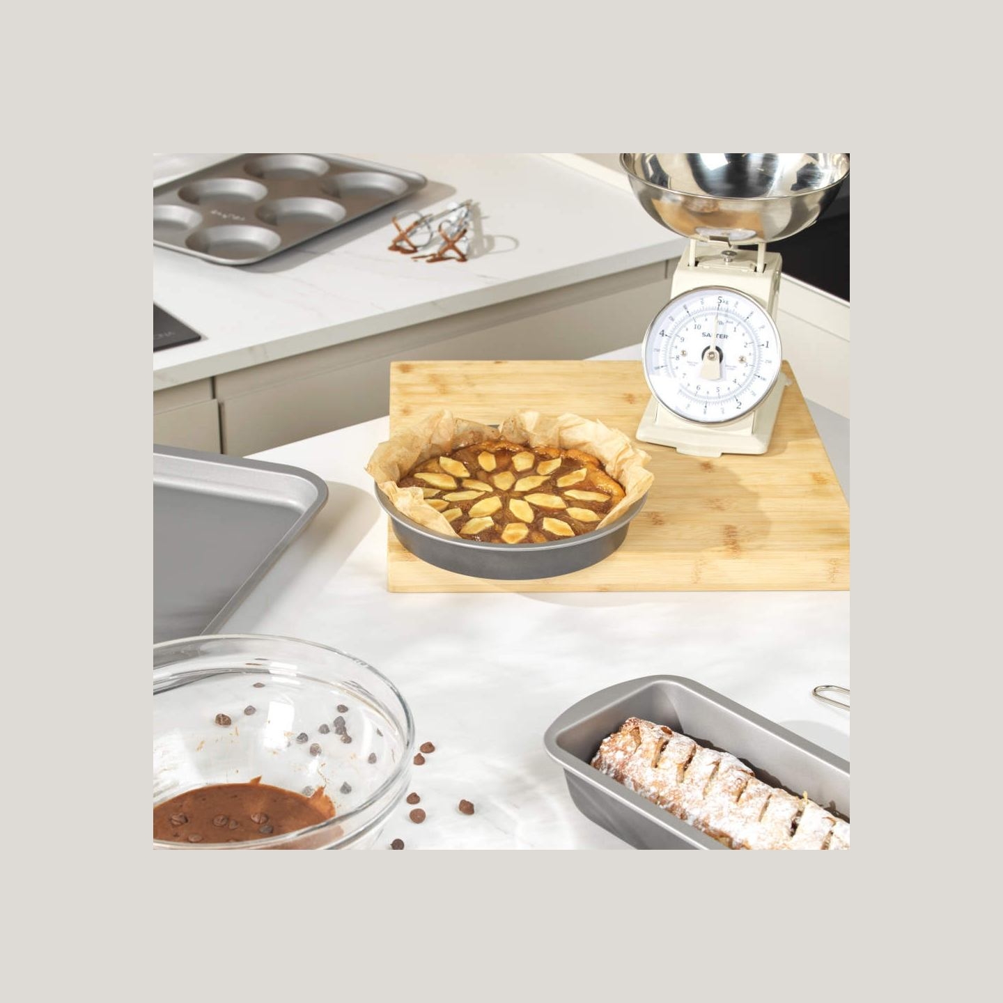 Salter BW13662 Essentials 20cm Round Tin