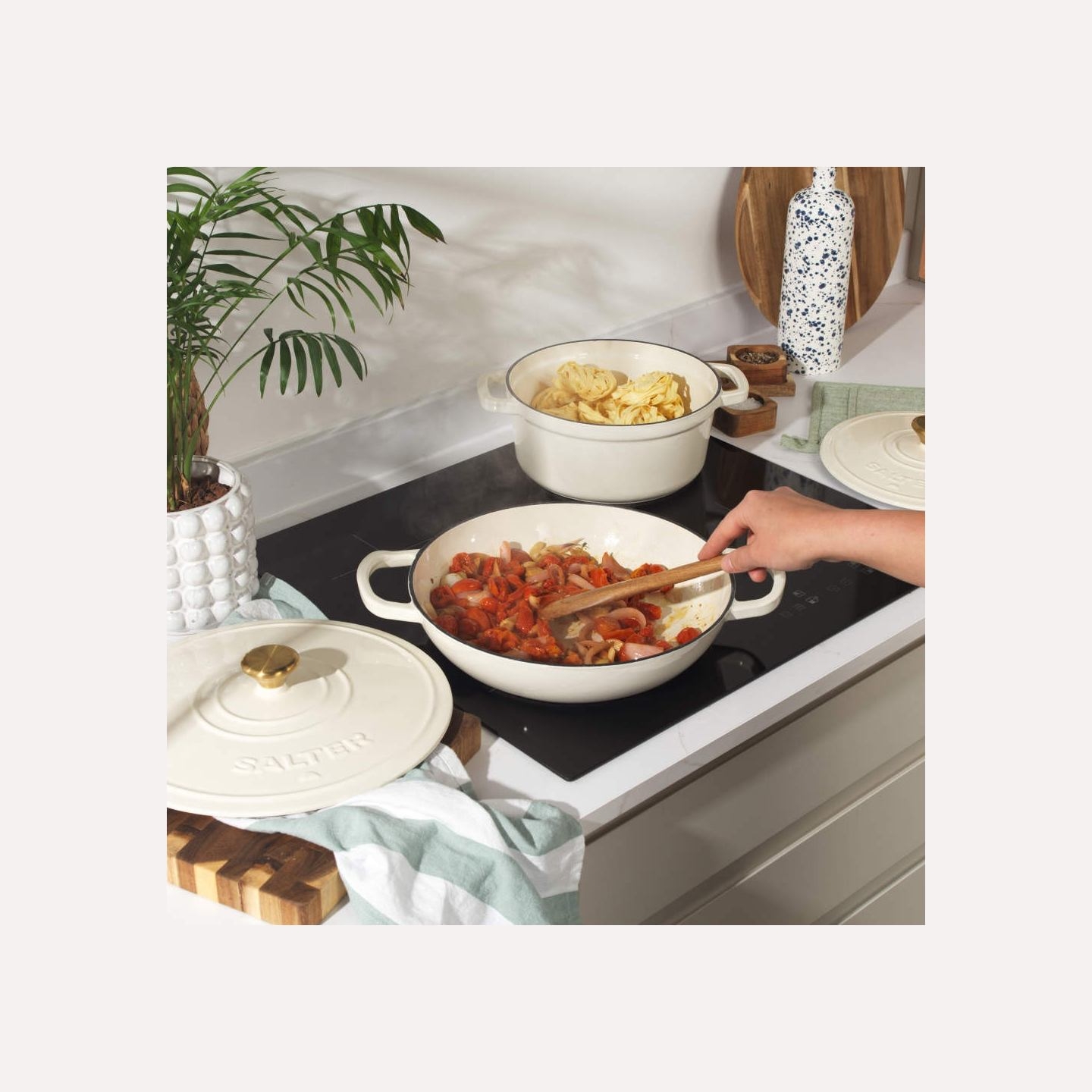 Salter BW13772C Chester 2.8L Shallow Cast Iron Casserole Pot 30 cm, Cream