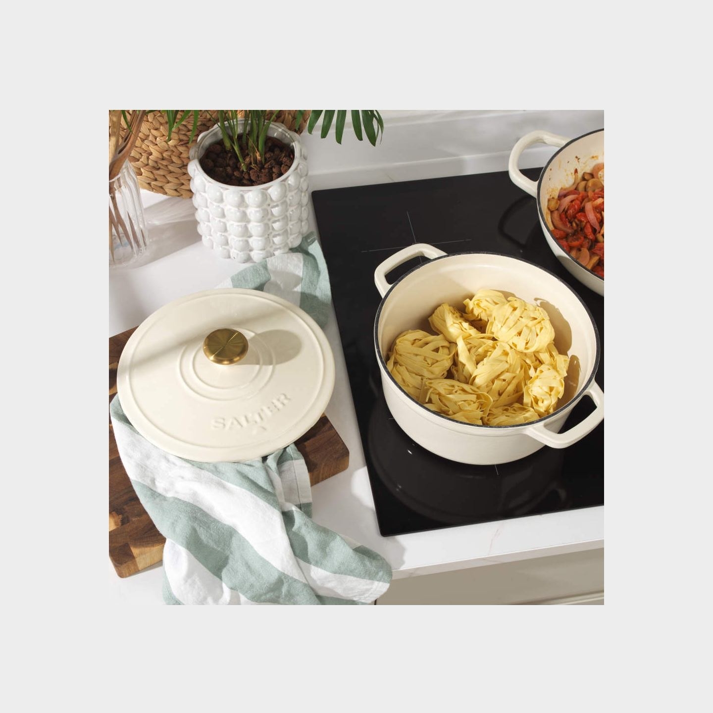 Salter BW13771C Chester 3.4L Cast Iron Casserole Pot 24 cm, Cream