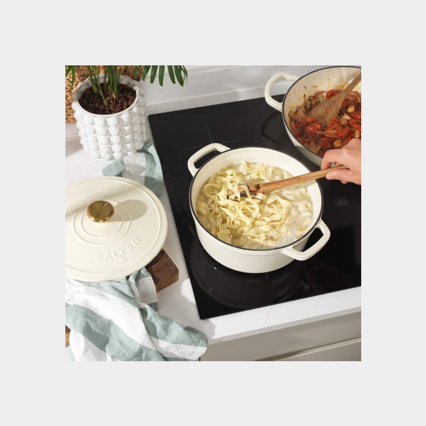 Salter BW13771C Chester 3.4L Cast Iron Casserole Pot 24 cm, Cream
