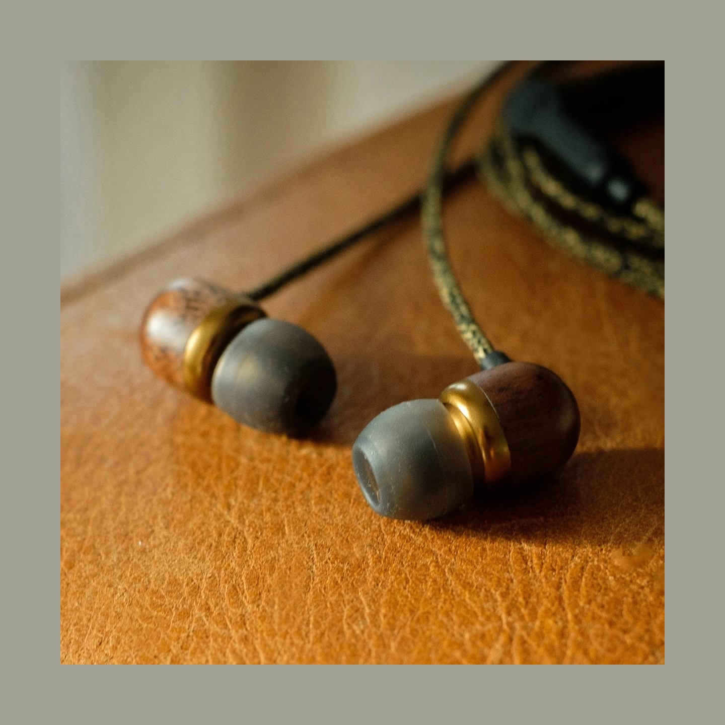 Marley Wired Earbuds | Smile Jamaica | Built-in microphone | USB Type-C | Brass