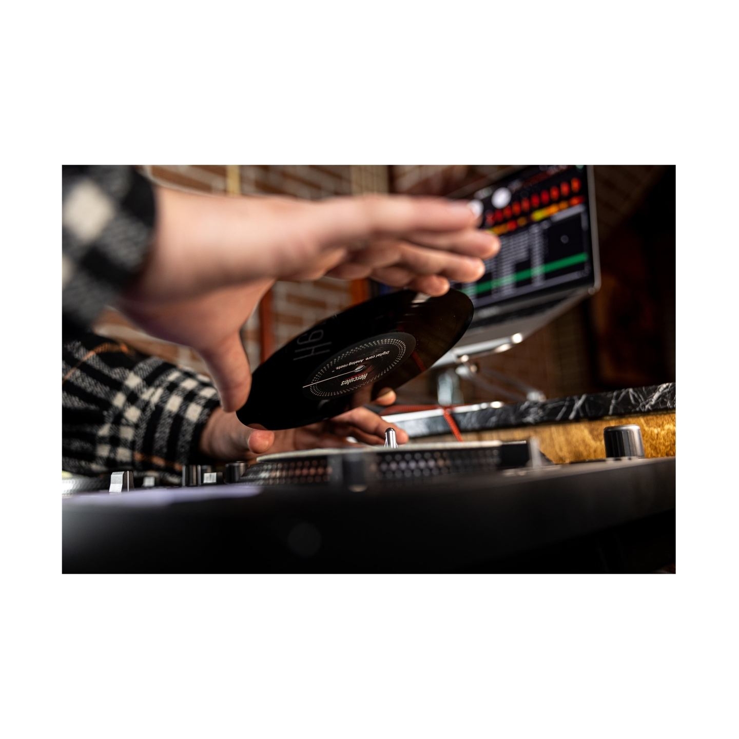 Hercules | DJControl Inpulse T7 | Speakers | USB connectivity