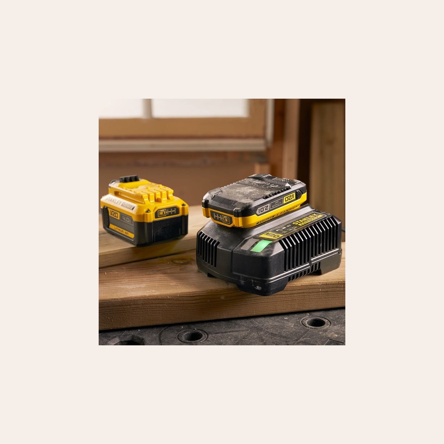 Stanley | 18V V20 4A Fast Charger | SFMCB14-QW