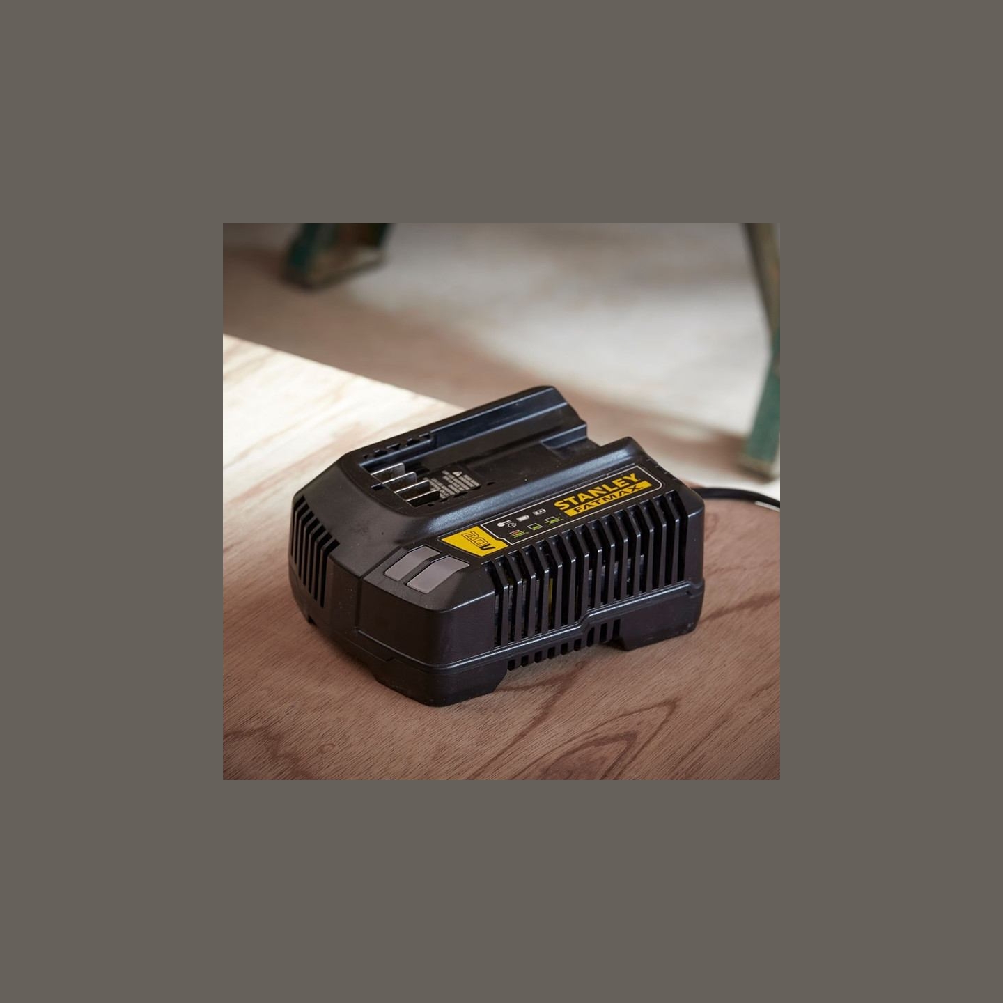 Stanley | 18V V20 4A Fast Charger | SFMCB14-QW
