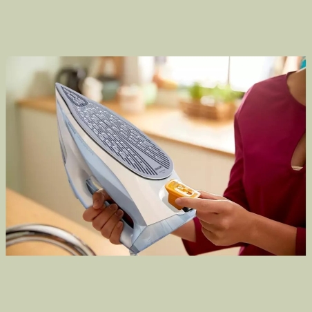 Philips | DST7011/20 | Steam Iron | 2600 W | Water tank capacity 300 ml | Continuous steam 45 g/min | Steam boost performance 22