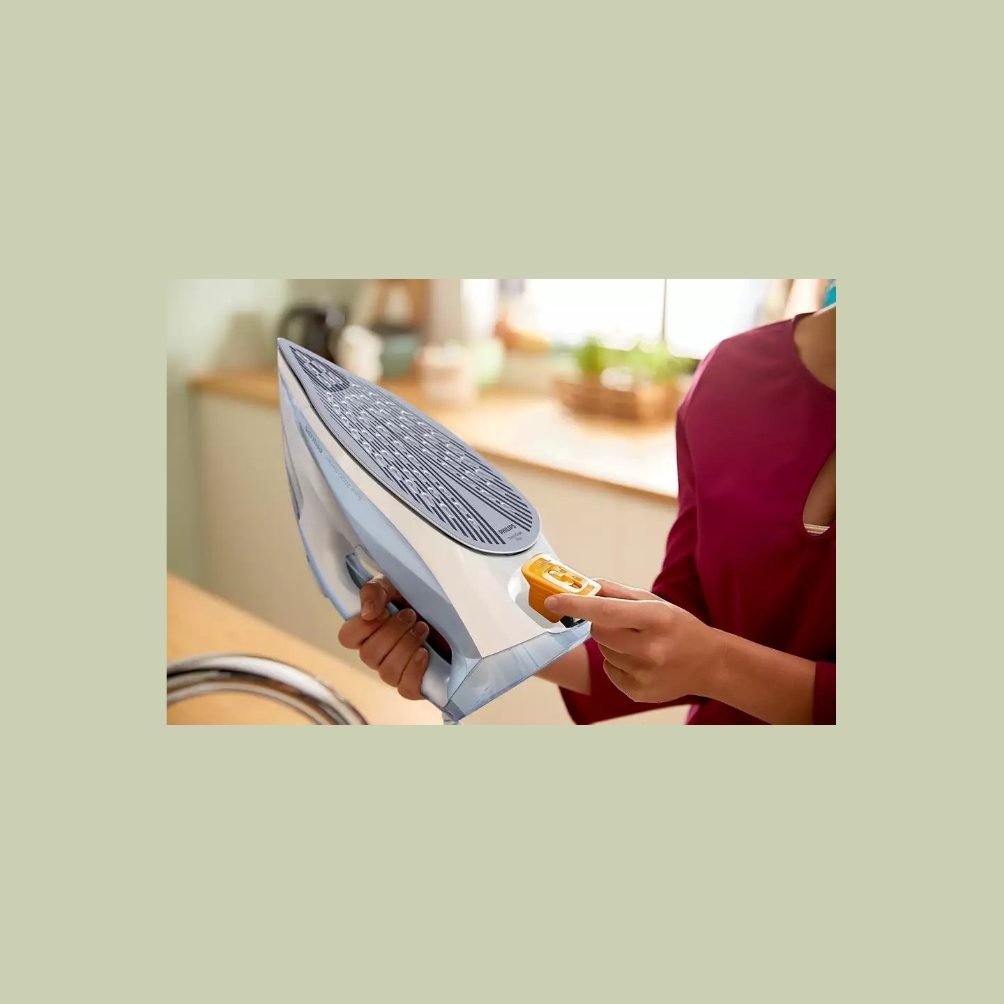 Philips | DST7011/20 | Steam Iron | 2600 W | Water tank capacity 300 ml | Continuous steam 45 g/min | Steam boost performance 22