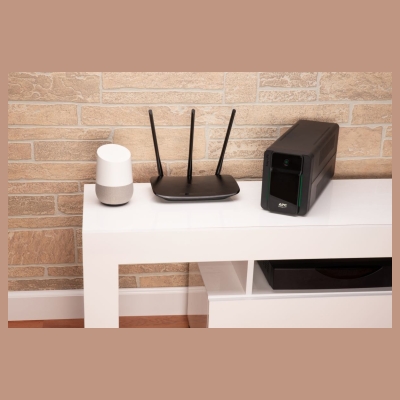 APC Easy UPS BVX 900VA 230V IEC