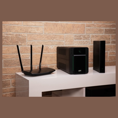 APC BVX2200LI Easy UPS 2200VA, 230V, AVR, 6 IEC