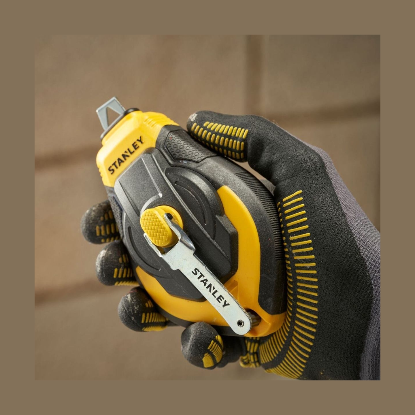 Stanley STHT47312-0 30M 3:1 Comfort Grip Reel Kit With Blue Chalk and Line Level