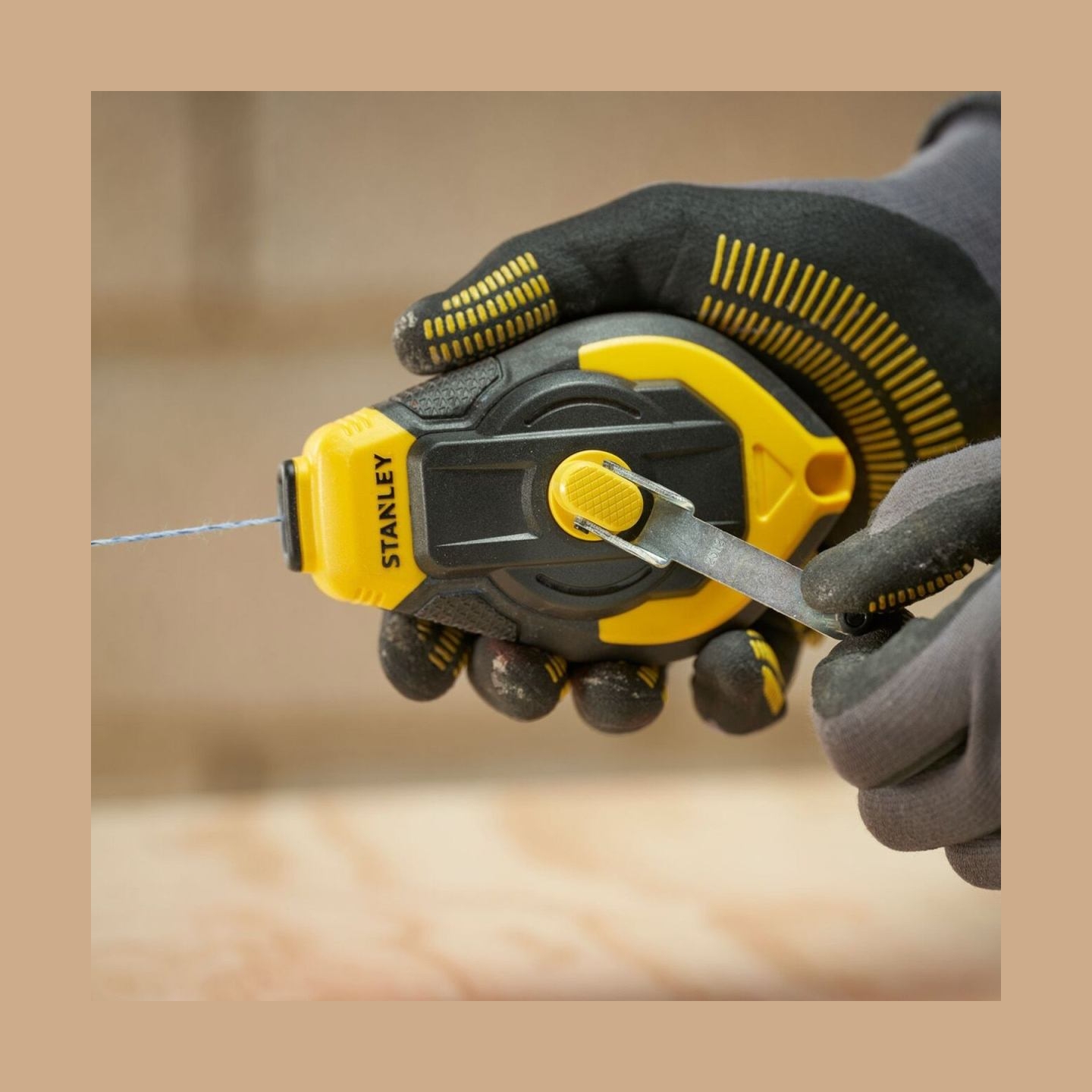 Stanley STHT47312-0 30M 3:1 Comfort Grip Reel Kit With Blue Chalk and Line Level