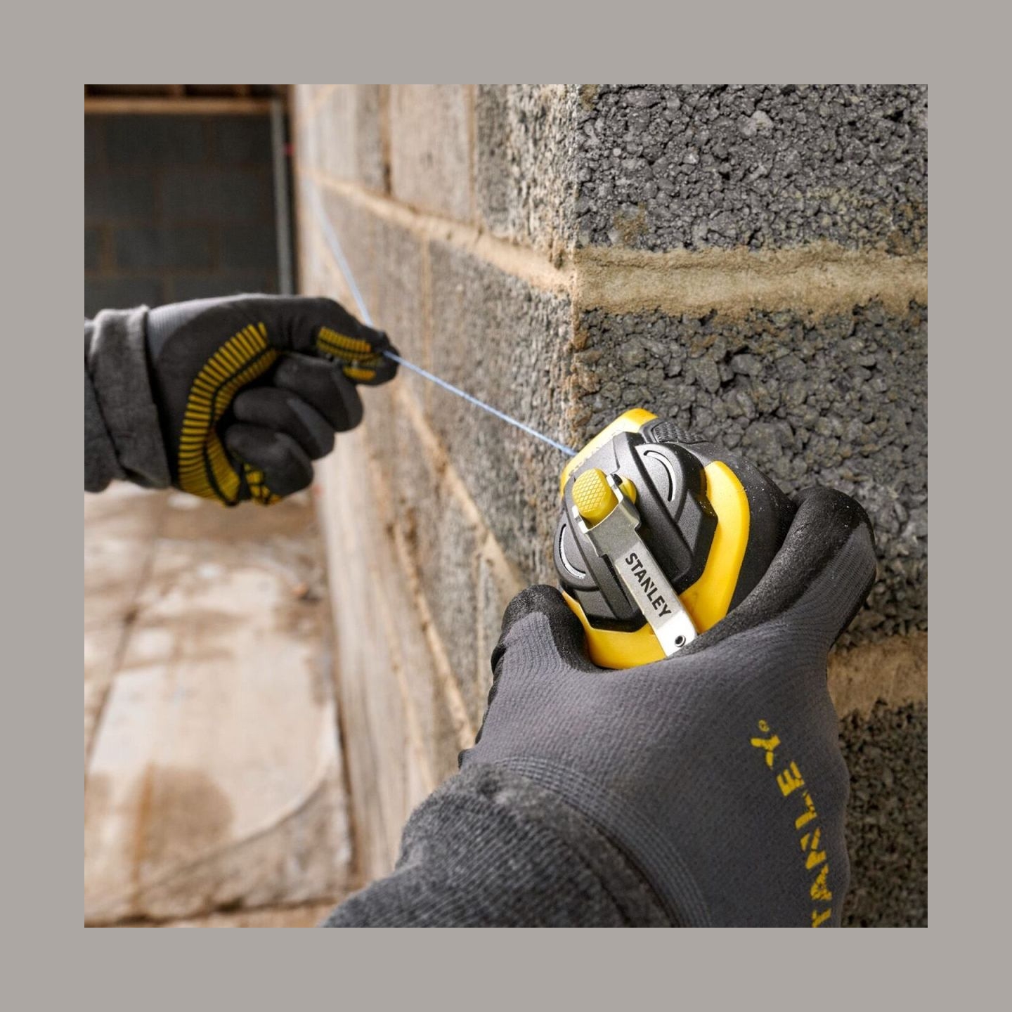 Stanley STHT47312-0 30M 3:1 Comfort Grip Reel Kit With Blue Chalk and Line Level
