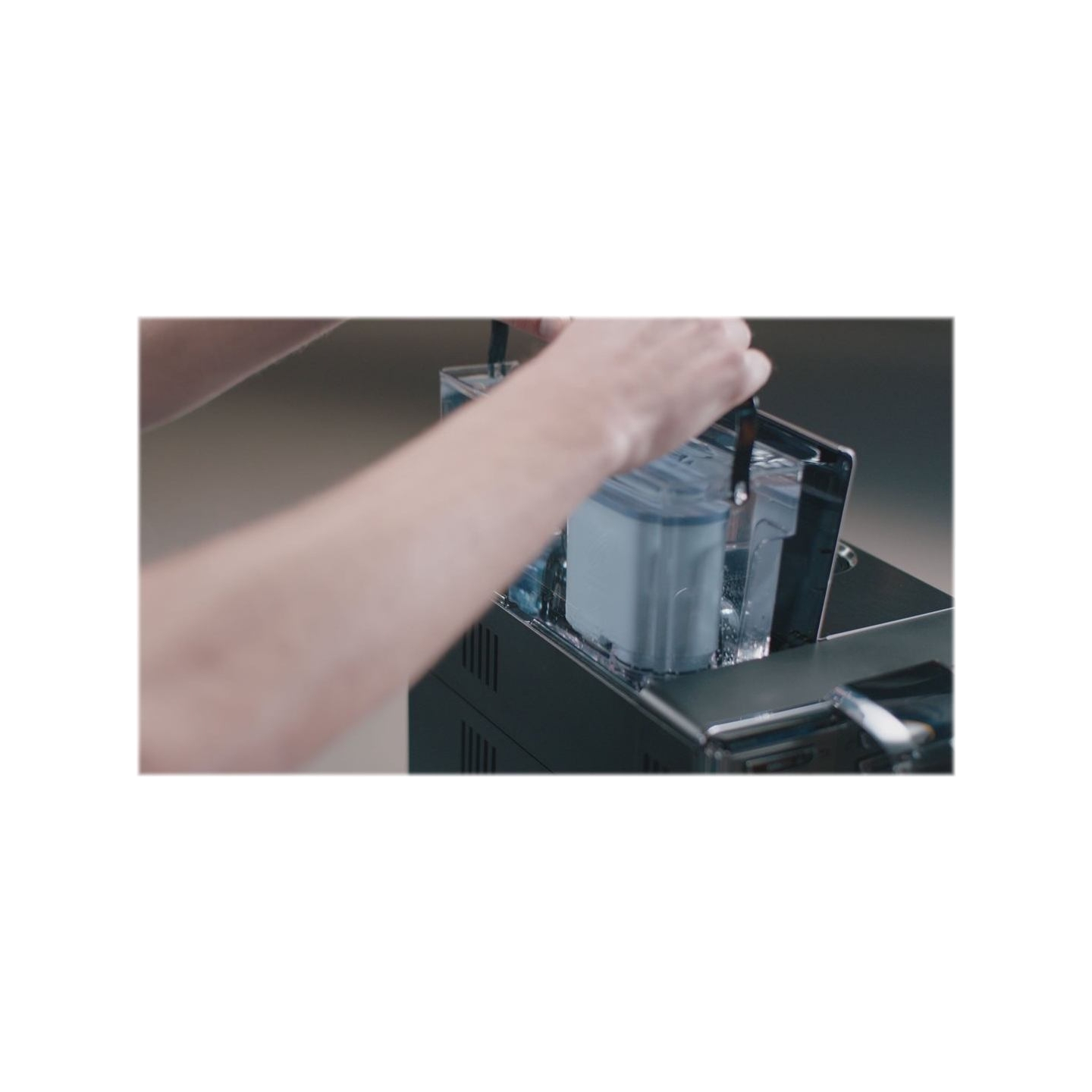 Philips Calc and Water filter CA6903/10 Same as CA6903/00 No descaling up to 5000 cups* Prolong machine lifetime 1x AquaClean Fi