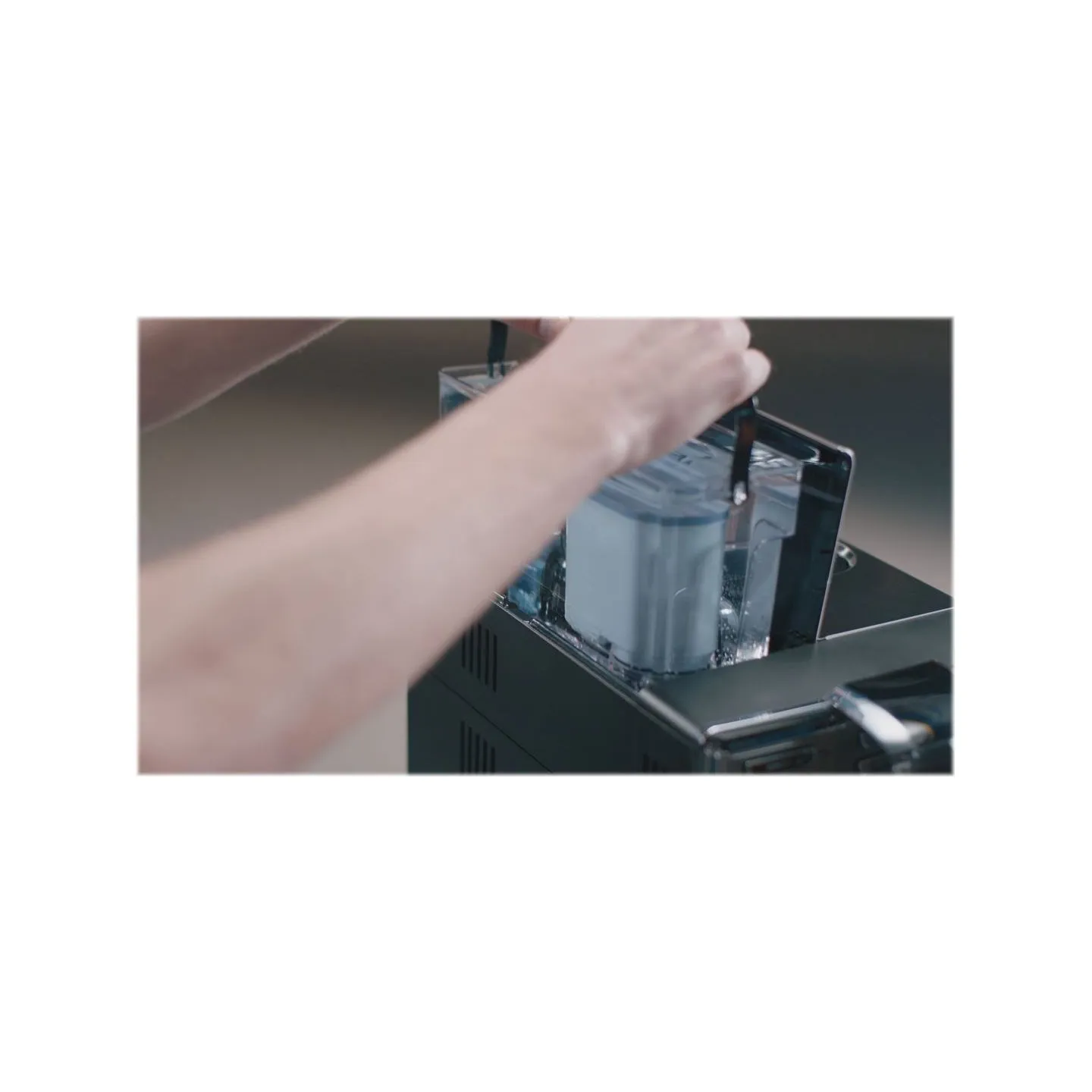 Philips Calc and Water filter CA6903/10 Same as CA6903/00 No descaling up to 5000 cups* Prolong machine lifetime 1x AquaClean Fi