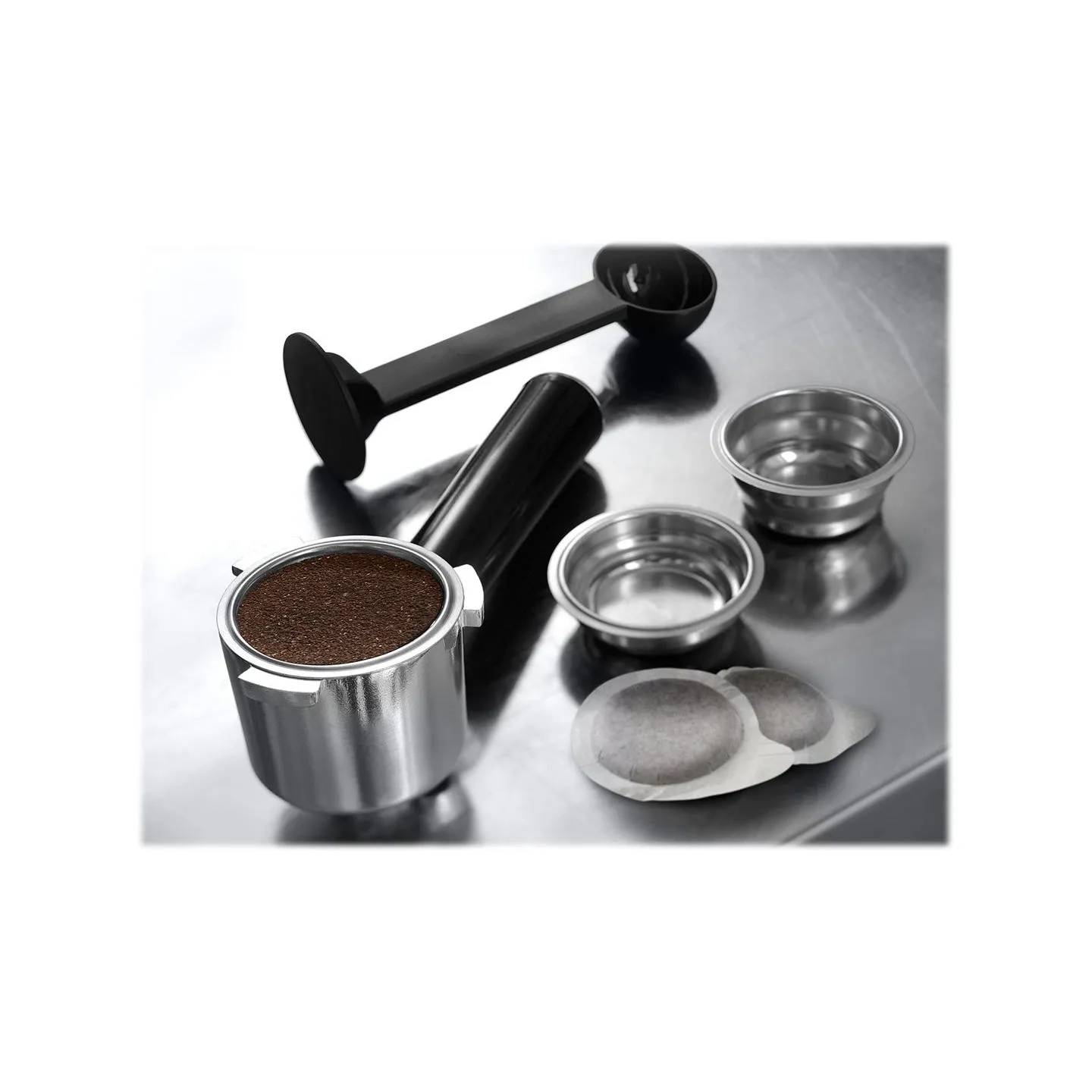 Delonghi | Dedica Pump Espresso | EC685W | Pump pressure 15 bar | Built-in milk frother | Semi-automatic | 1300 W | White