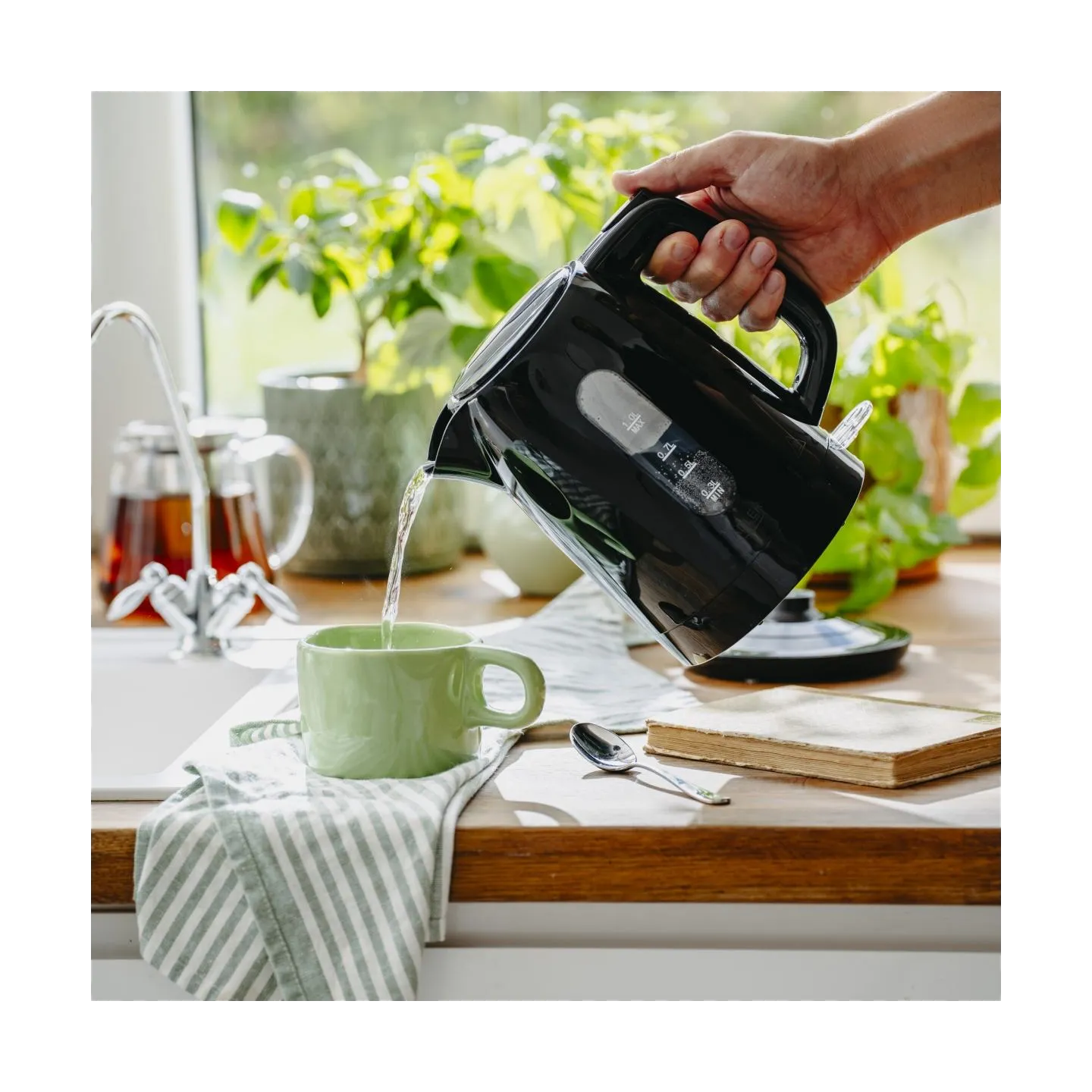 Adler Kettle | AD 1380b | Electric | 2200 W | 1 L | Polypropylene | 360° rotational base | Black