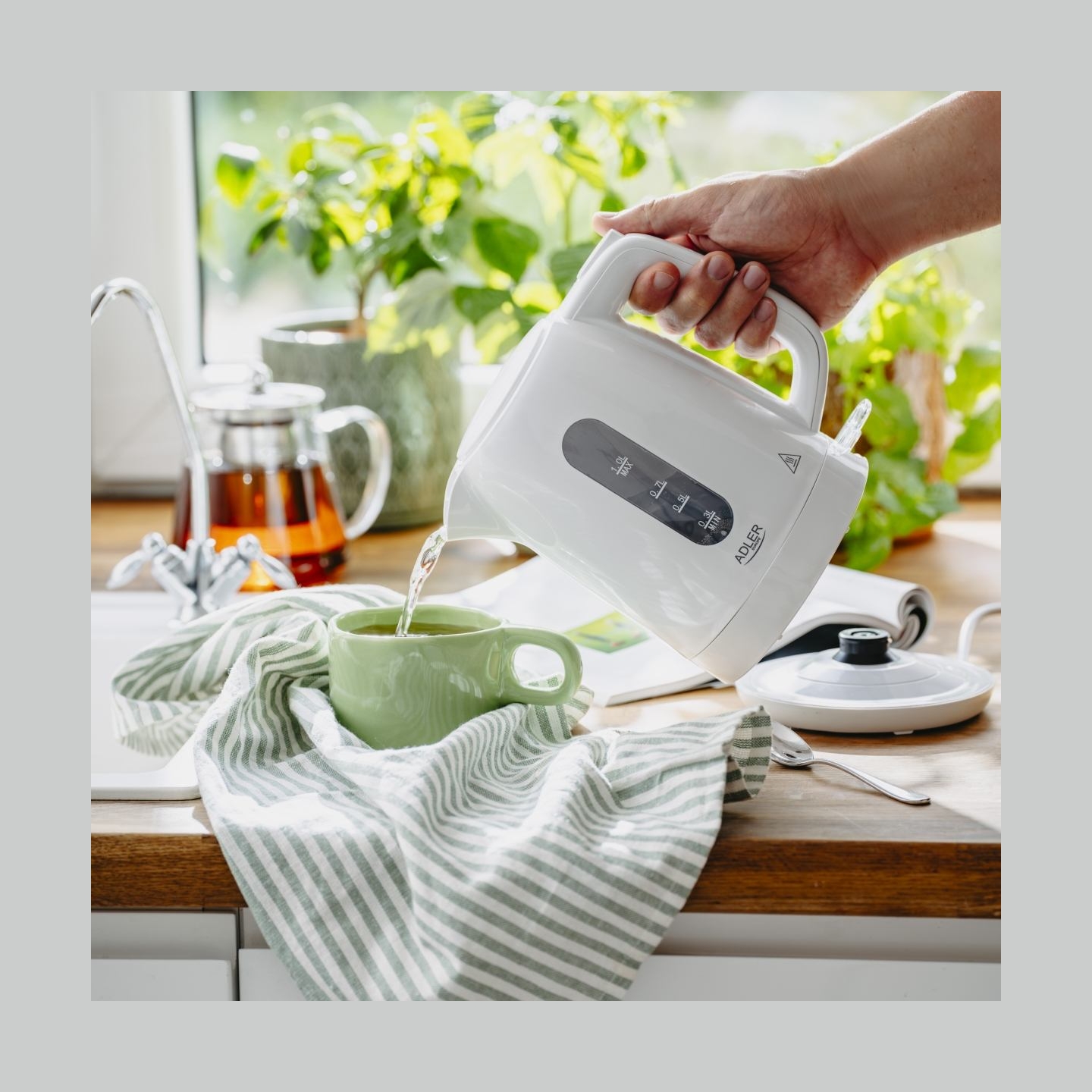 Adler Kettle | AD 1380w | Electric | 2200 W | 1 L | Polypropylene | 360° rotational base | White
