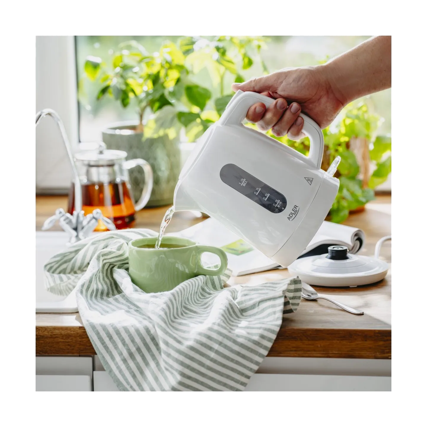 Adler Kettle | AD 1380w | Electric | 2200 W | 1 L | Polypropylene | 360° rotational base | White