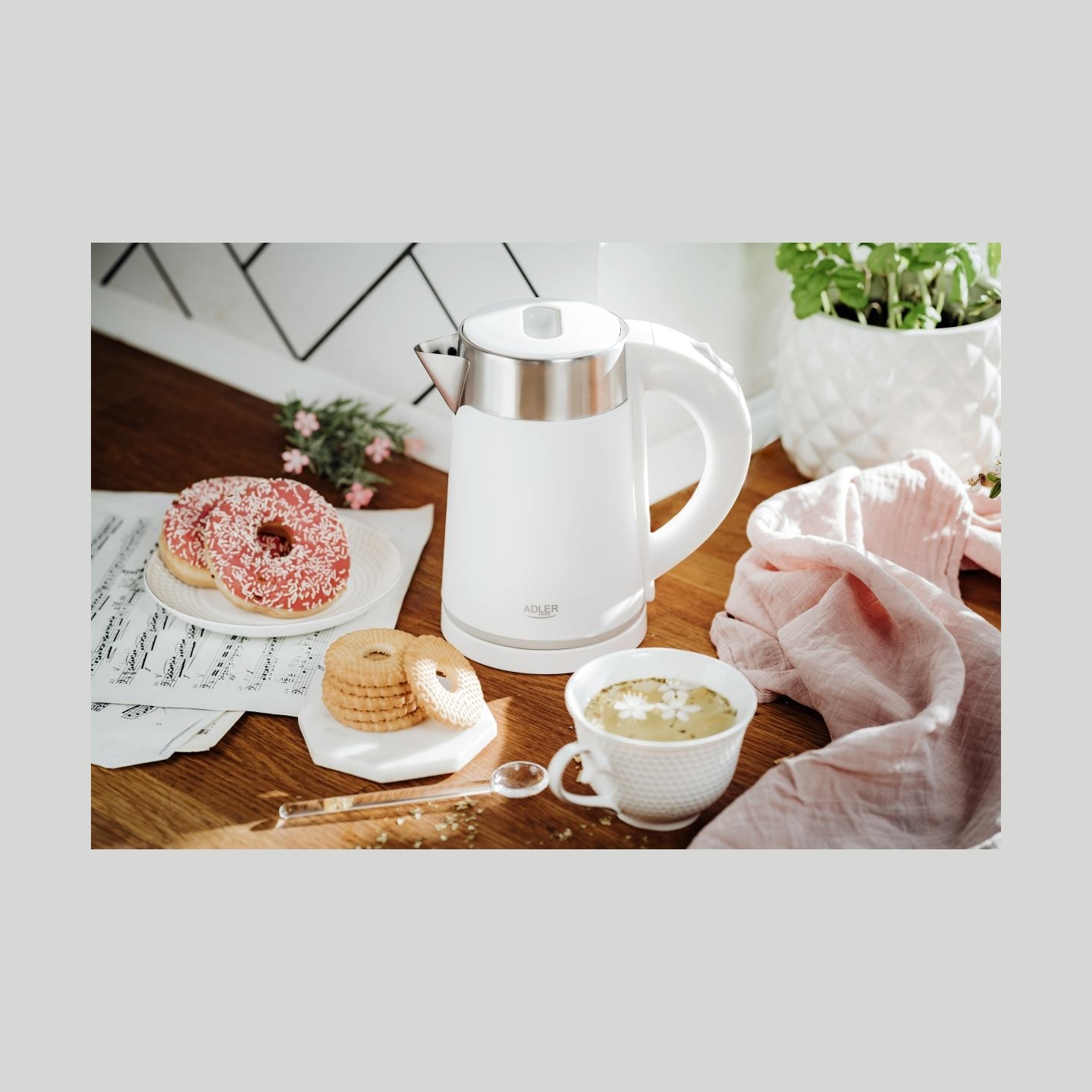 Adler | Kettle | AD 1372 | Electric | 800 W | 0.6 L | Plastic/Stainless steel | 360° rotational base | White