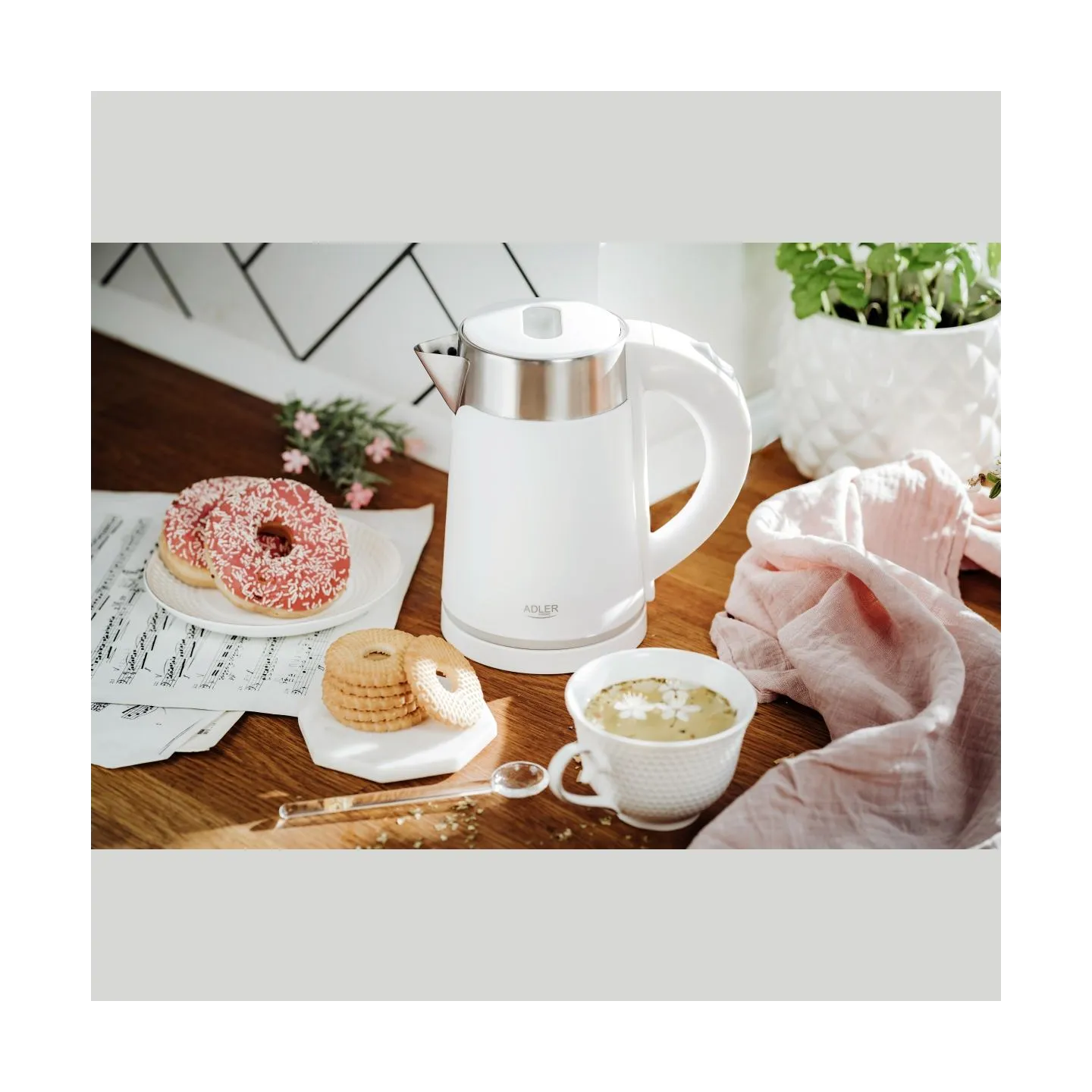 Adler | Kettle | AD 1372 | Electric | 800 W | 0.6 L | Plastic/Stainless steel | 360° rotational base | White