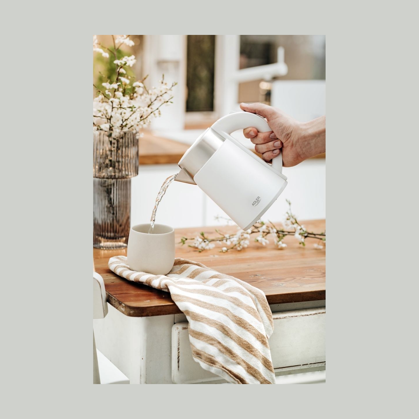Adler | Kettle | AD 1372 | Electric | 800 W | 0.6 L | Plastic/Stainless steel | 360° rotational base | White