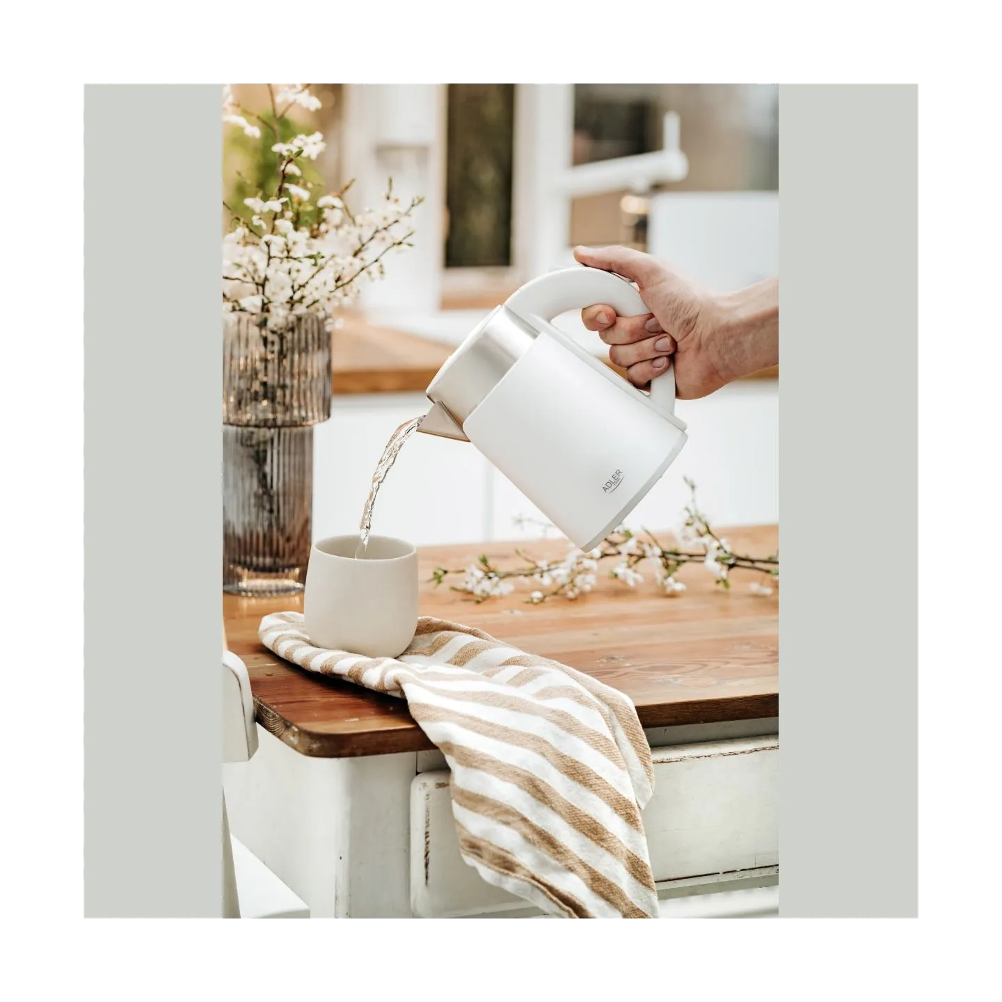 Adler | Kettle | AD 1372 | Electric | 800 W | 0.6 L | Plastic/Stainless steel | 360° rotational base | White
