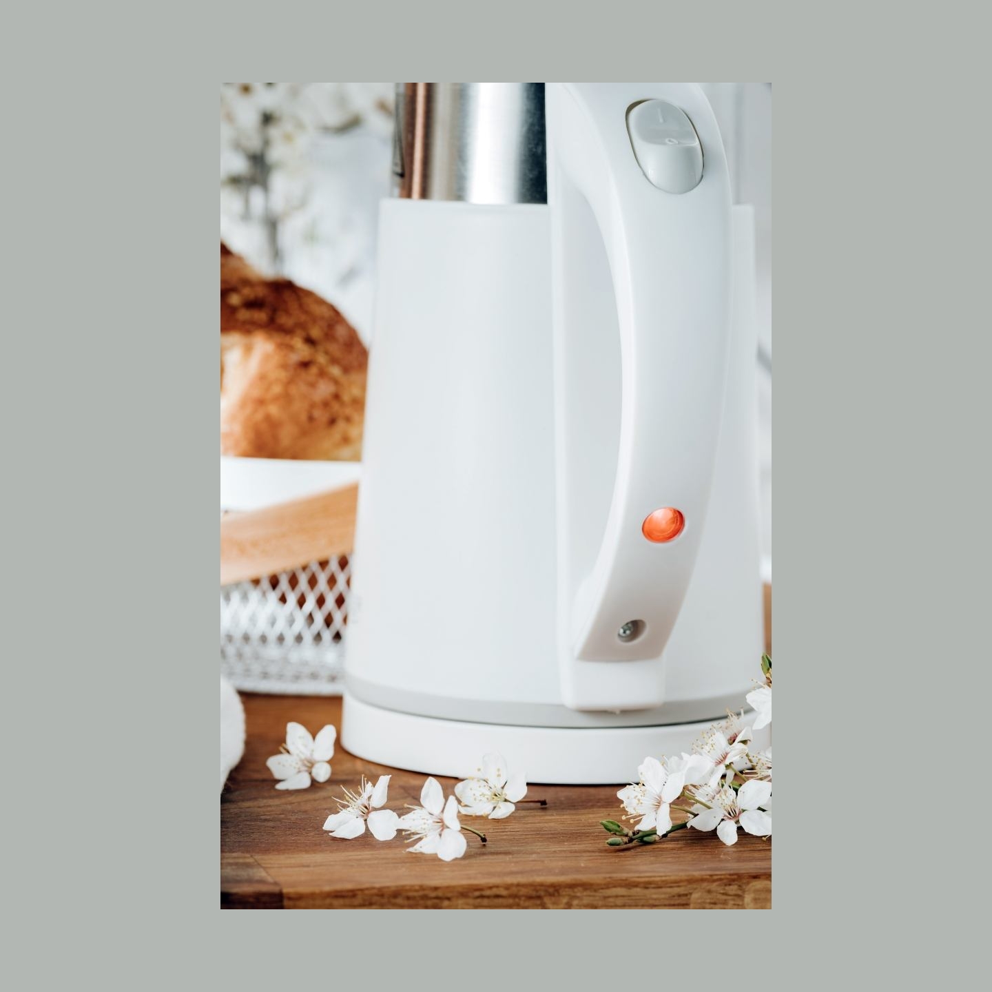 Adler | Kettle | AD 1372 | Electric | 800 W | 0.6 L | Plastic/Stainless steel | 360° rotational base | White